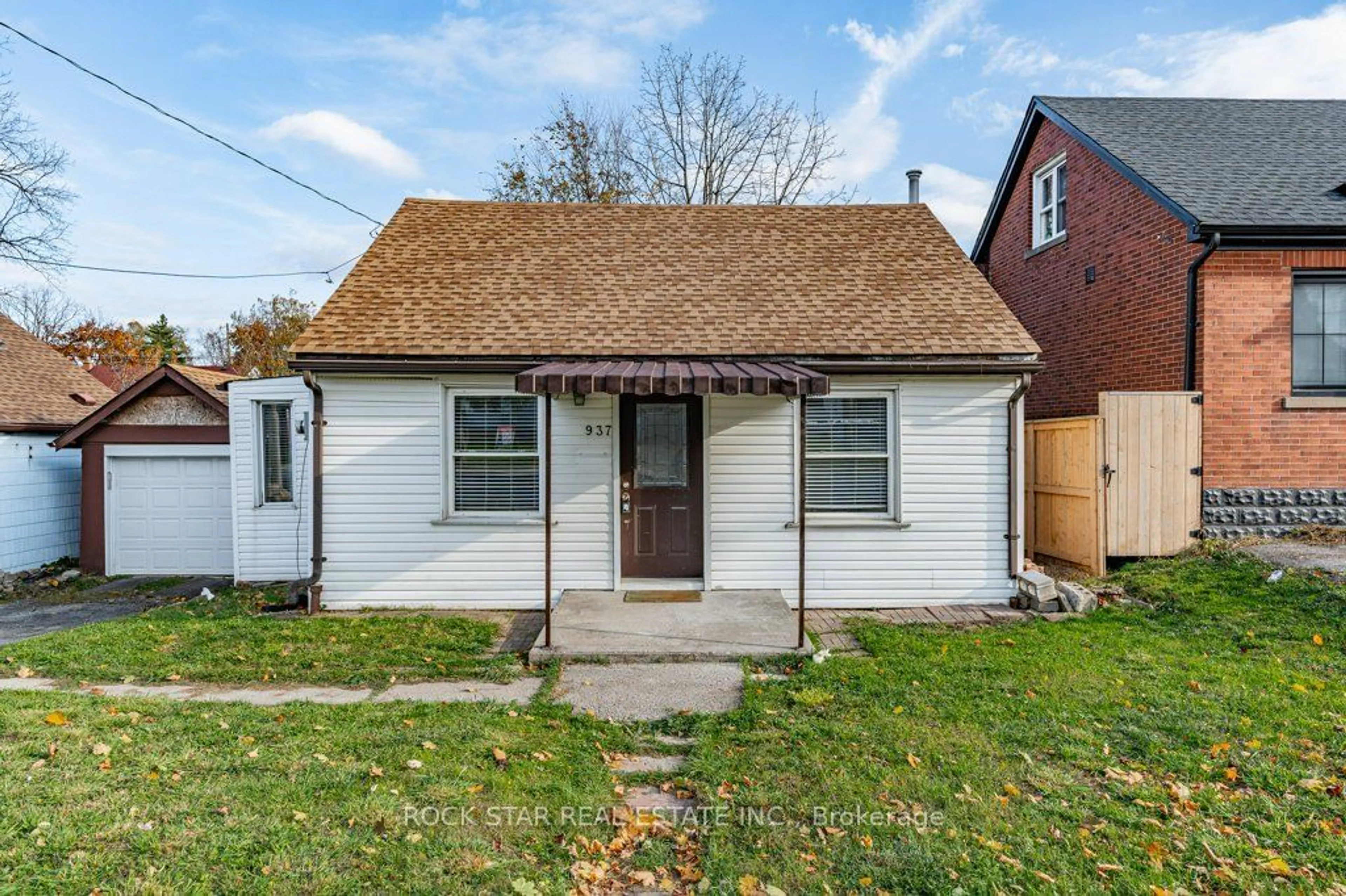 Frontside or backside of a home, cottage for 937 Garth St, Hamilton Ontario L9C 4L3