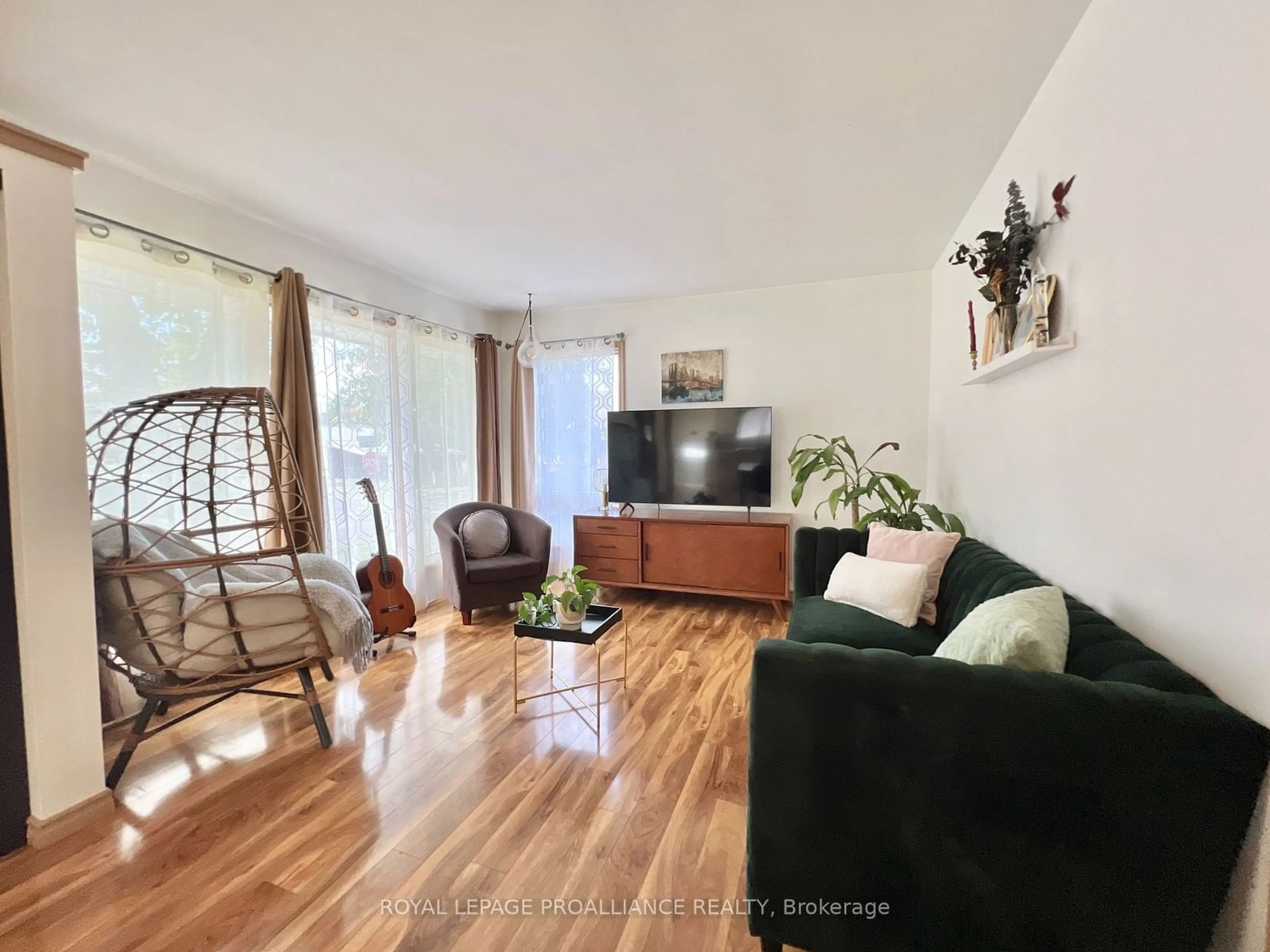 Living room, wood floors for 385 Dufferin Ave, Belleville Ontario K8N 3X9