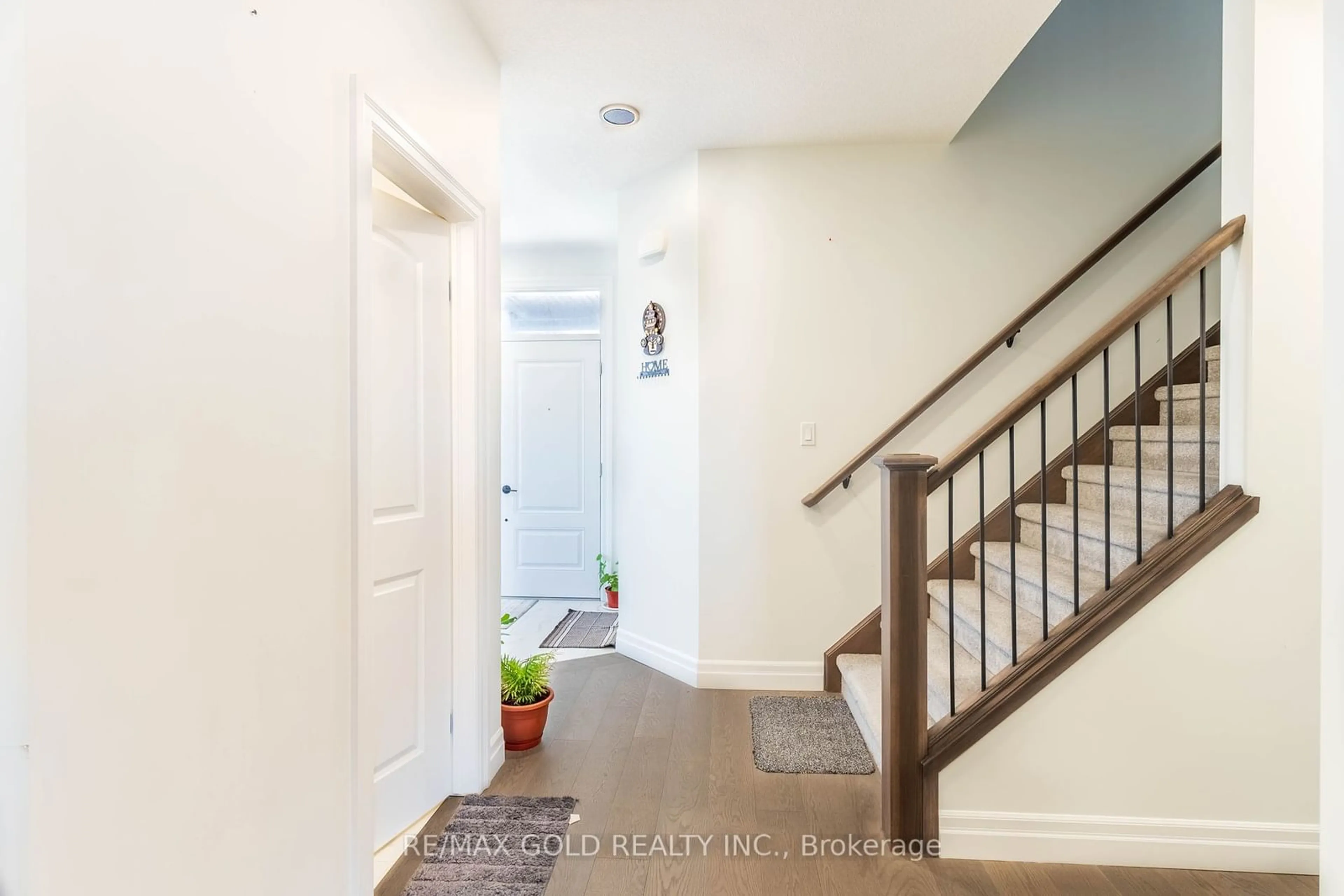 Indoor entryway, wood floors for 3738 Stewart Ave, London Ontario N6L 0J1