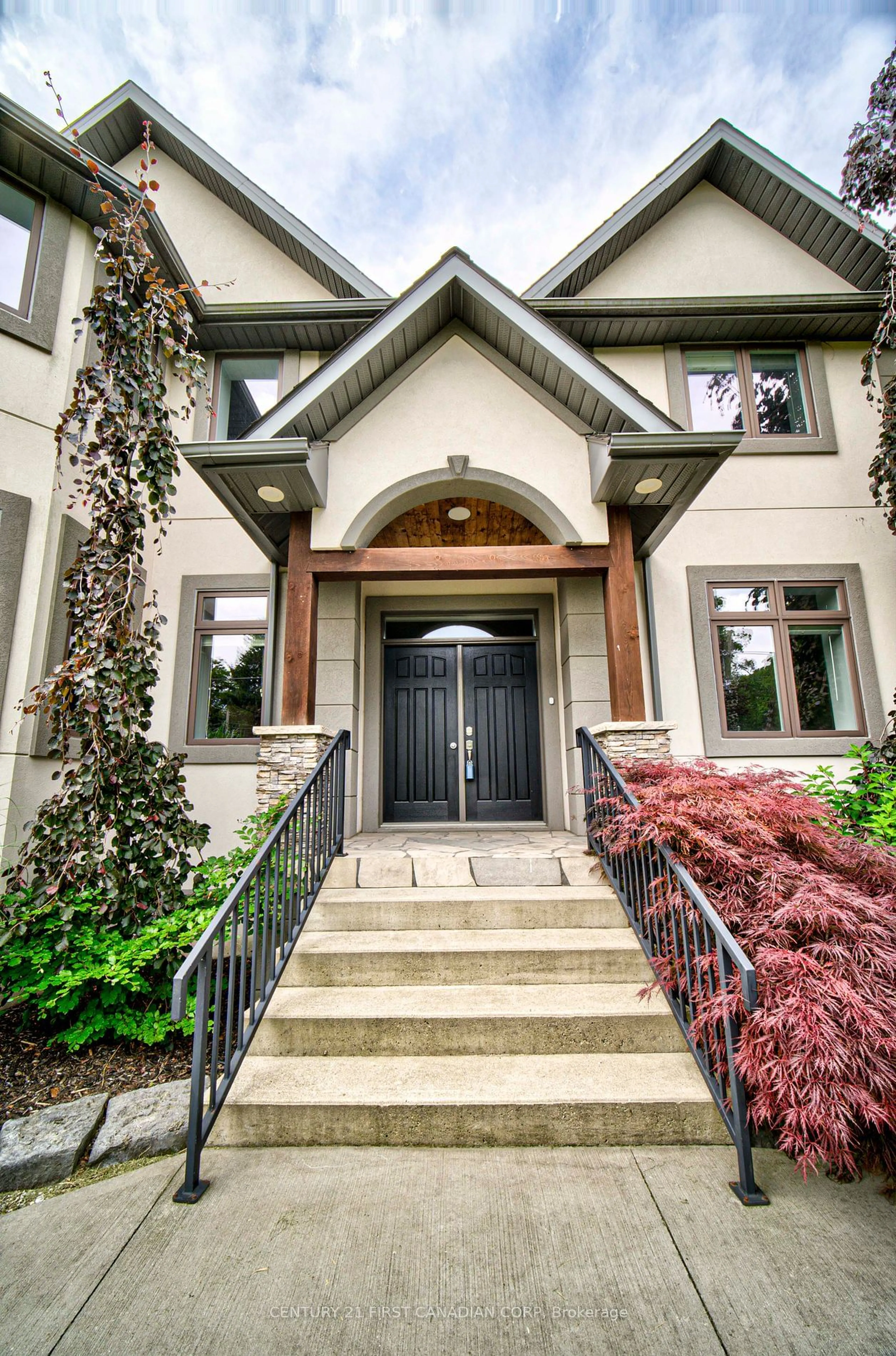 Indoor entryway for 1659 Hamilton Rd, London Ontario N6M 1G5