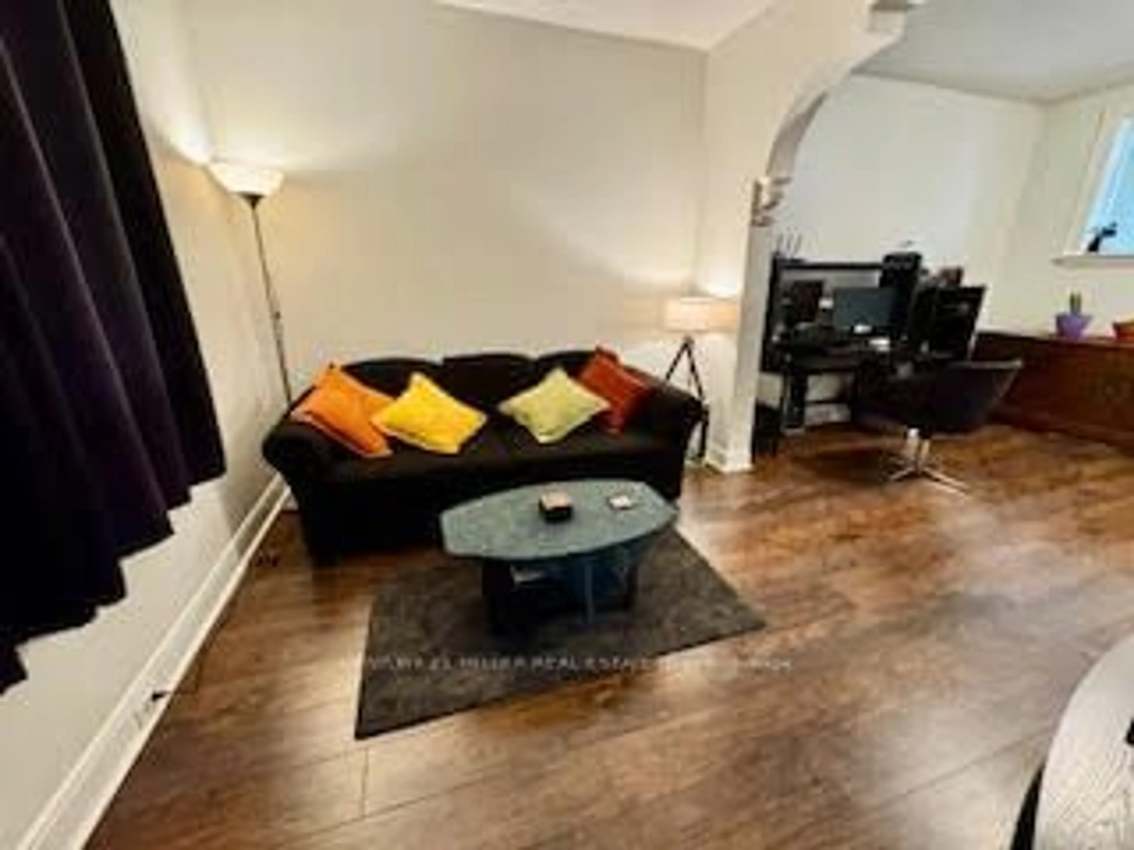 Living room, wood floors for 21 Minto Ave, Hamilton Ontario L8L 6E1