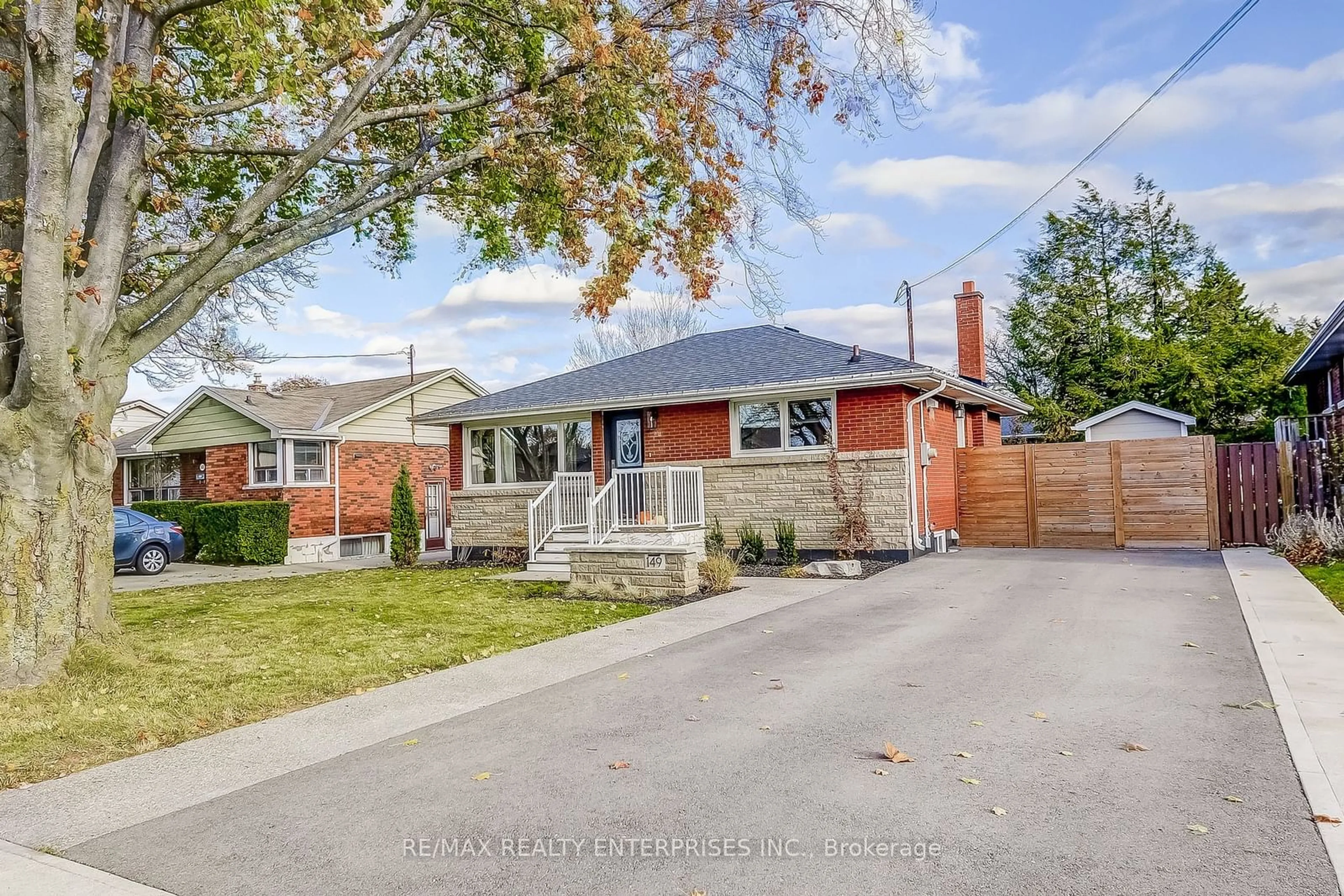 Home with brick exterior material for 149 West 27th St, Hamilton Ontario L9C 5A2