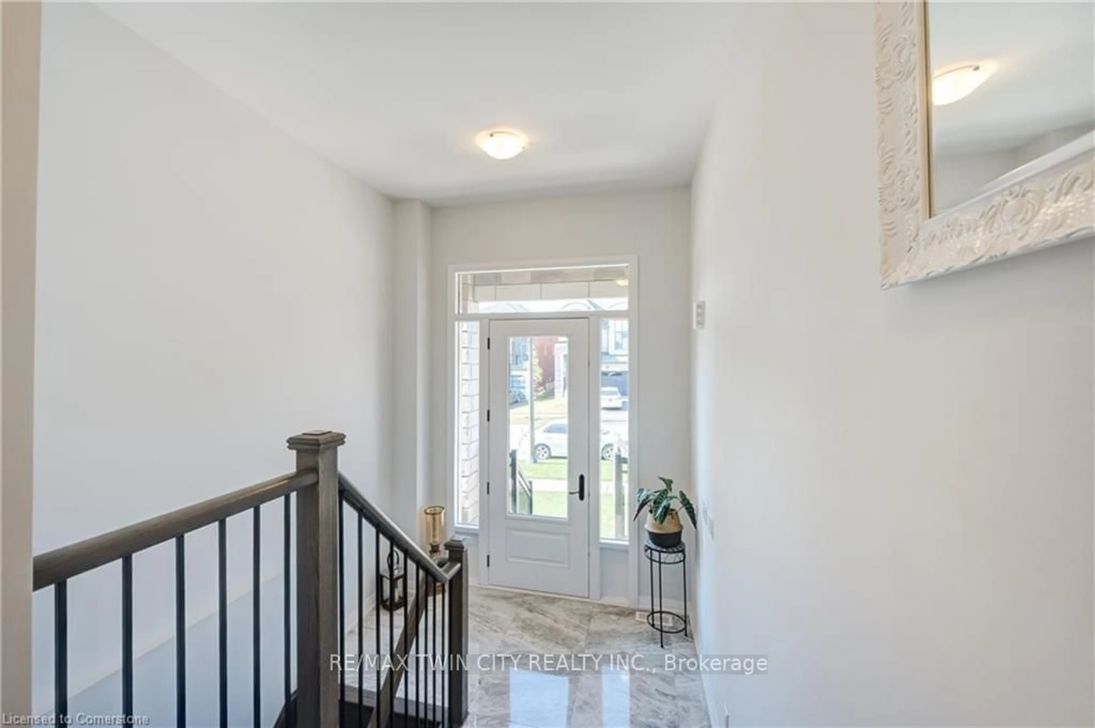 Indoor entryway, wood floors for 822 Sobeski Ave, Woodstock Ontario N4T 0P1