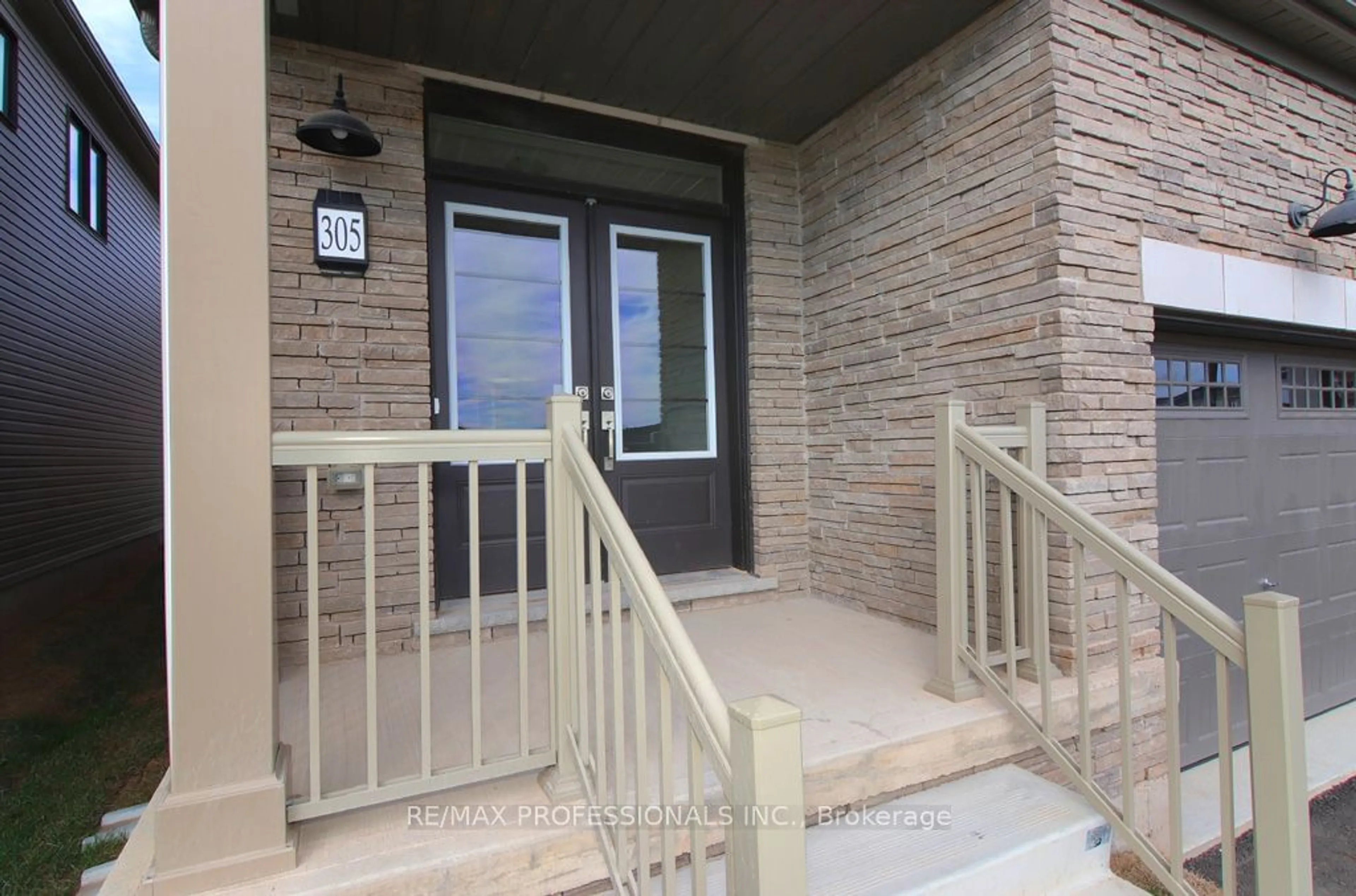 Indoor foyer, cement floor for 305 Eastbridge Ave, Welland Ontario L3B 5K5