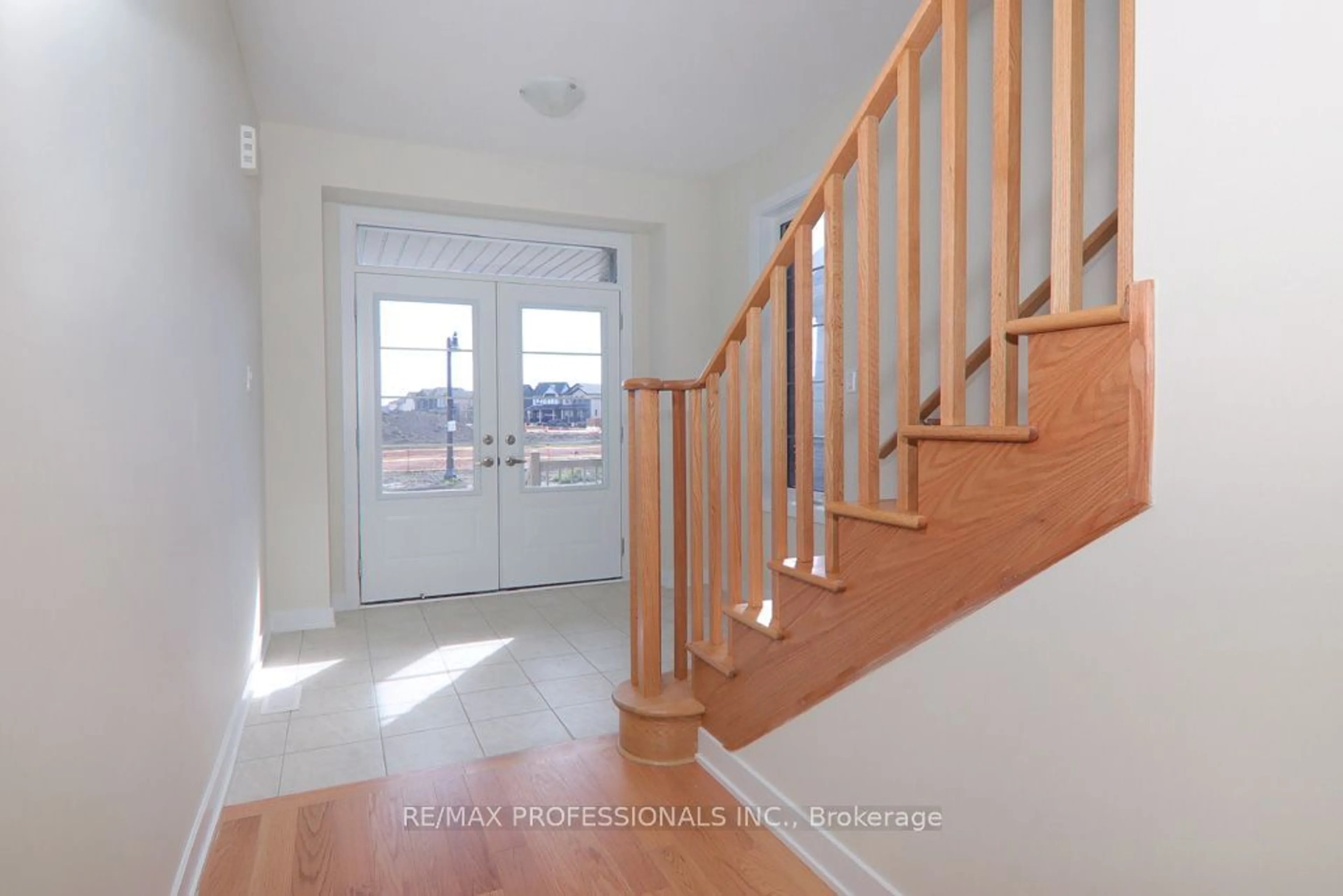 Indoor entryway, wood floors for 305 Eastbridge Ave, Welland Ontario L3B 5K5