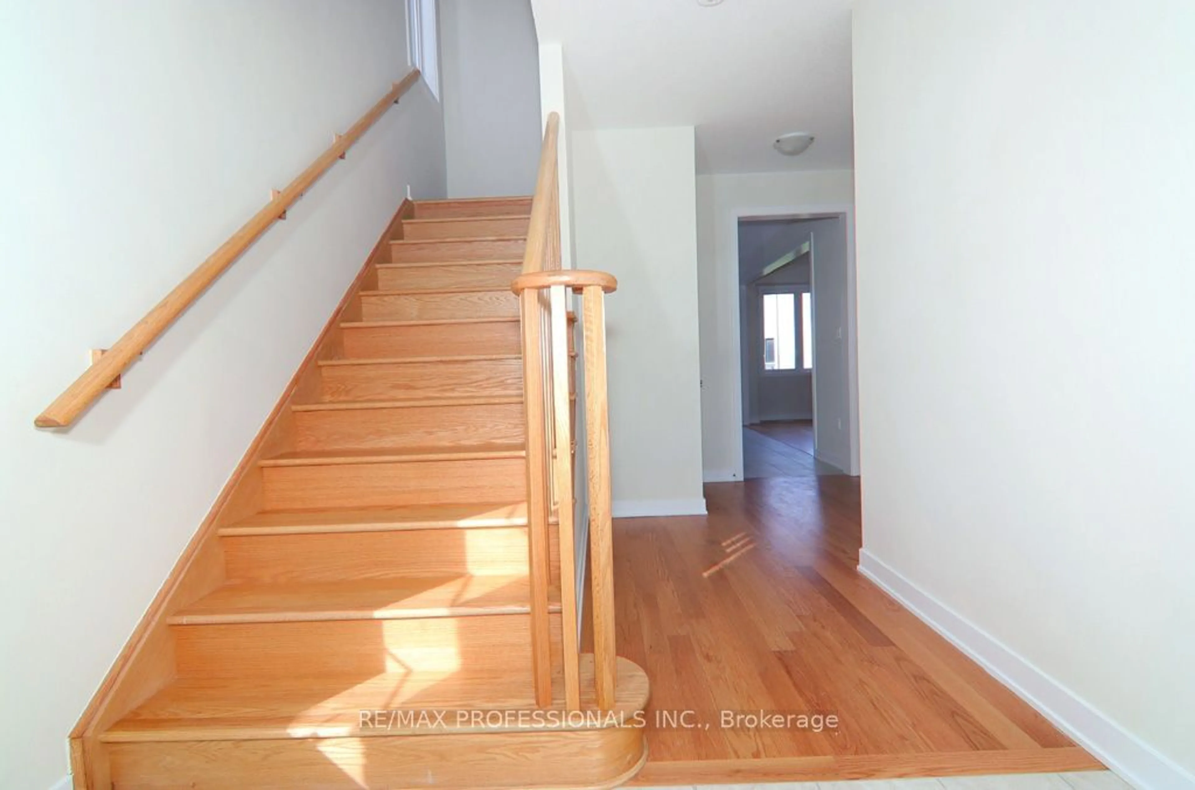 Indoor entryway, wood floors for 305 Eastbridge Ave, Welland Ontario L3B 5K5