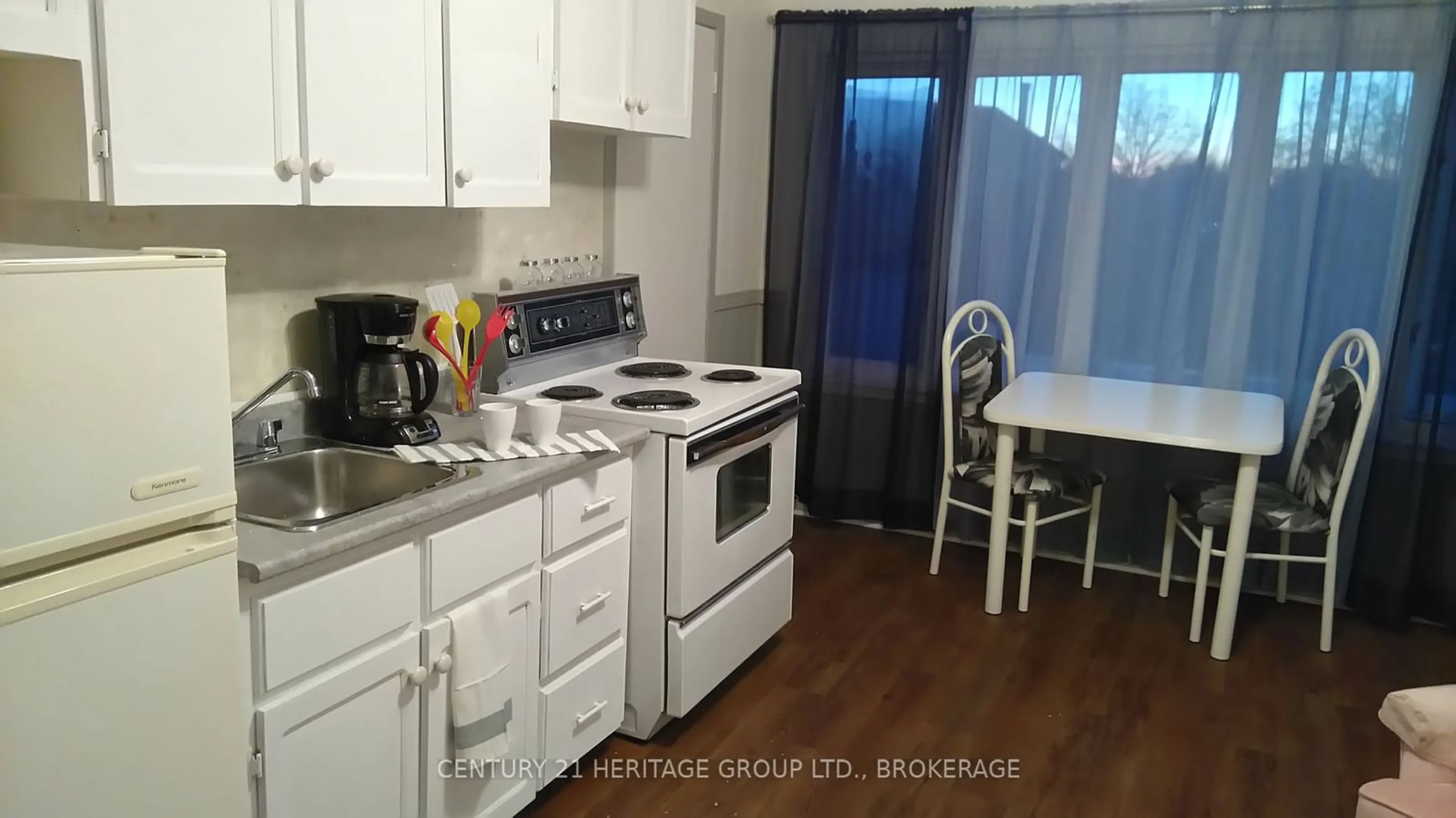 Standard kitchen, wood floors, cottage for 29 King St, North Dundas Ontario K0C 1H0