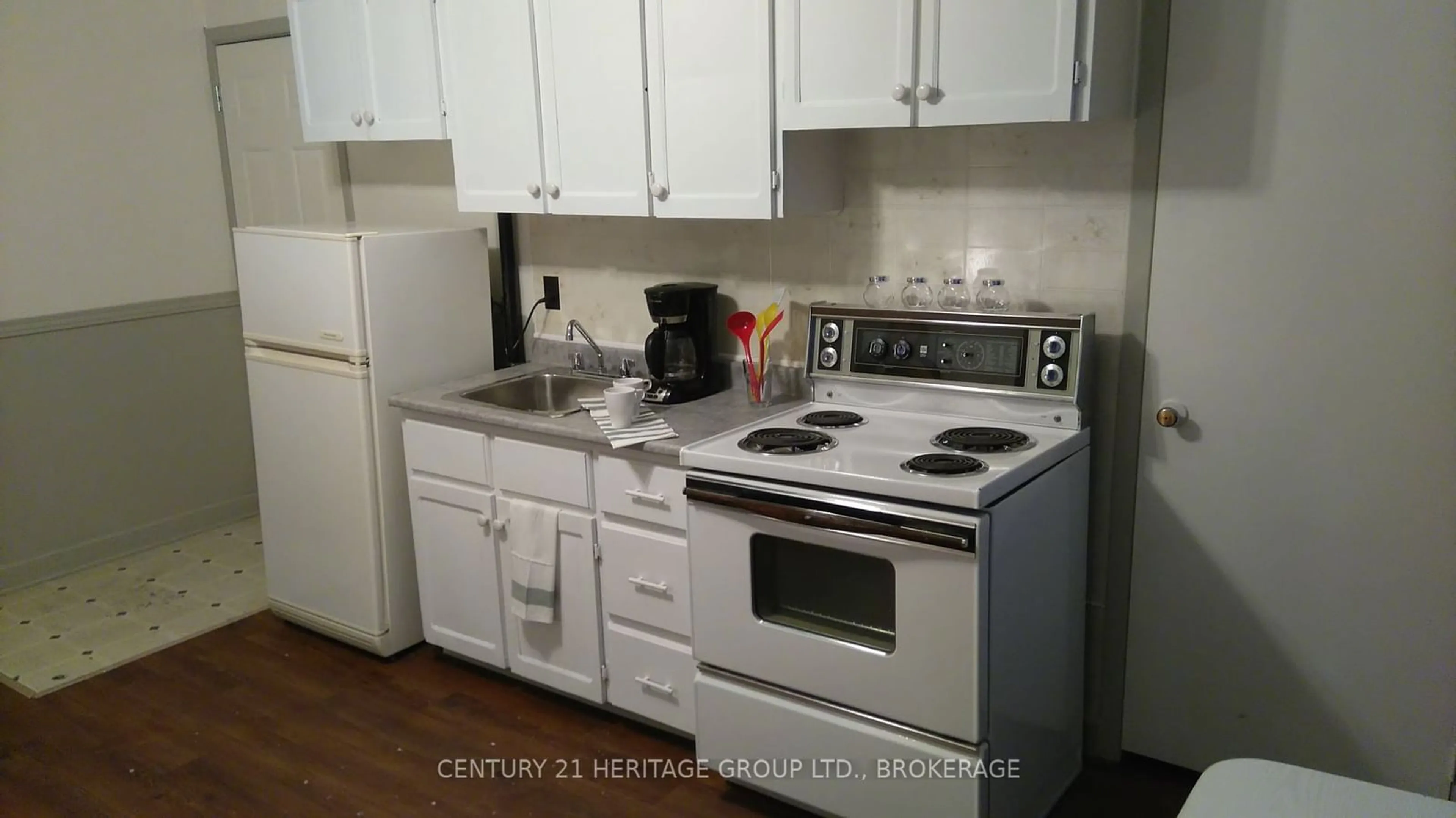 Standard kitchen, wood floors, cottage for 29 King St, North Dundas Ontario K0C 1H0