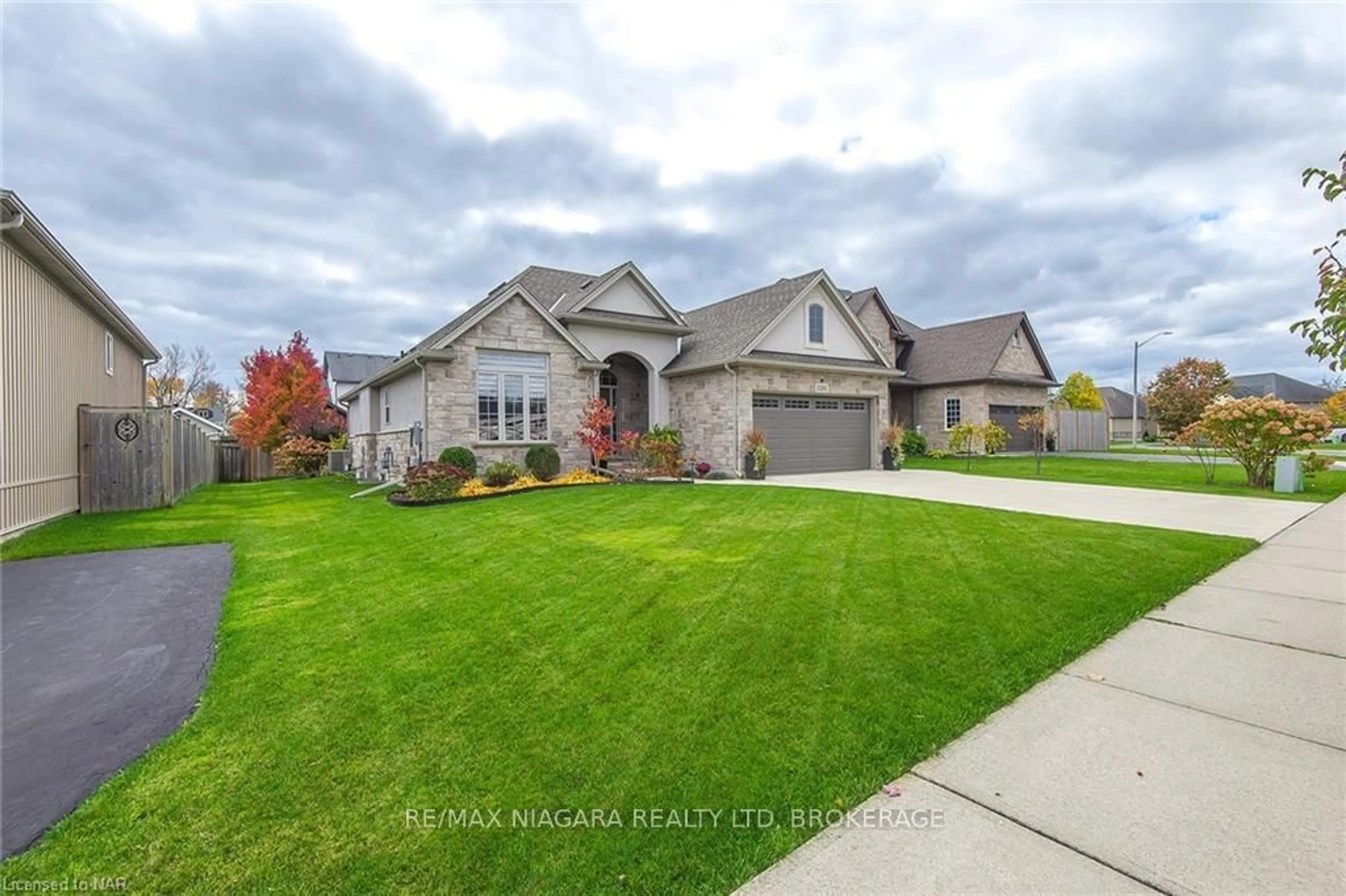 Frontside or backside of a home, the street view for 3281 CHARLESTON DRIVE Dr, Fort Erie Ontario L0S 1N0