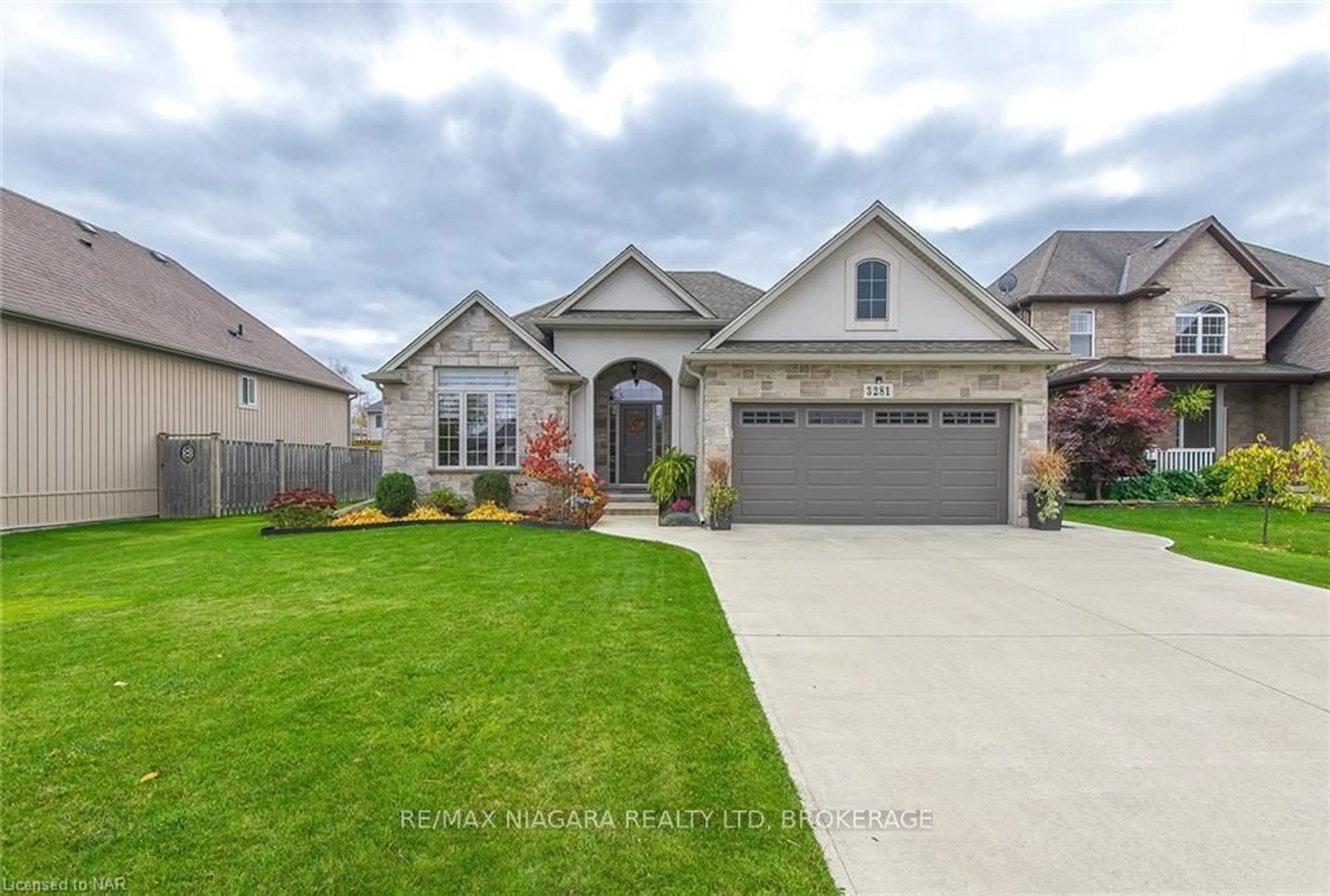 Frontside or backside of a home, the street view for 3281 CHARLESTON DRIVE Dr, Fort Erie Ontario L0S 1N0