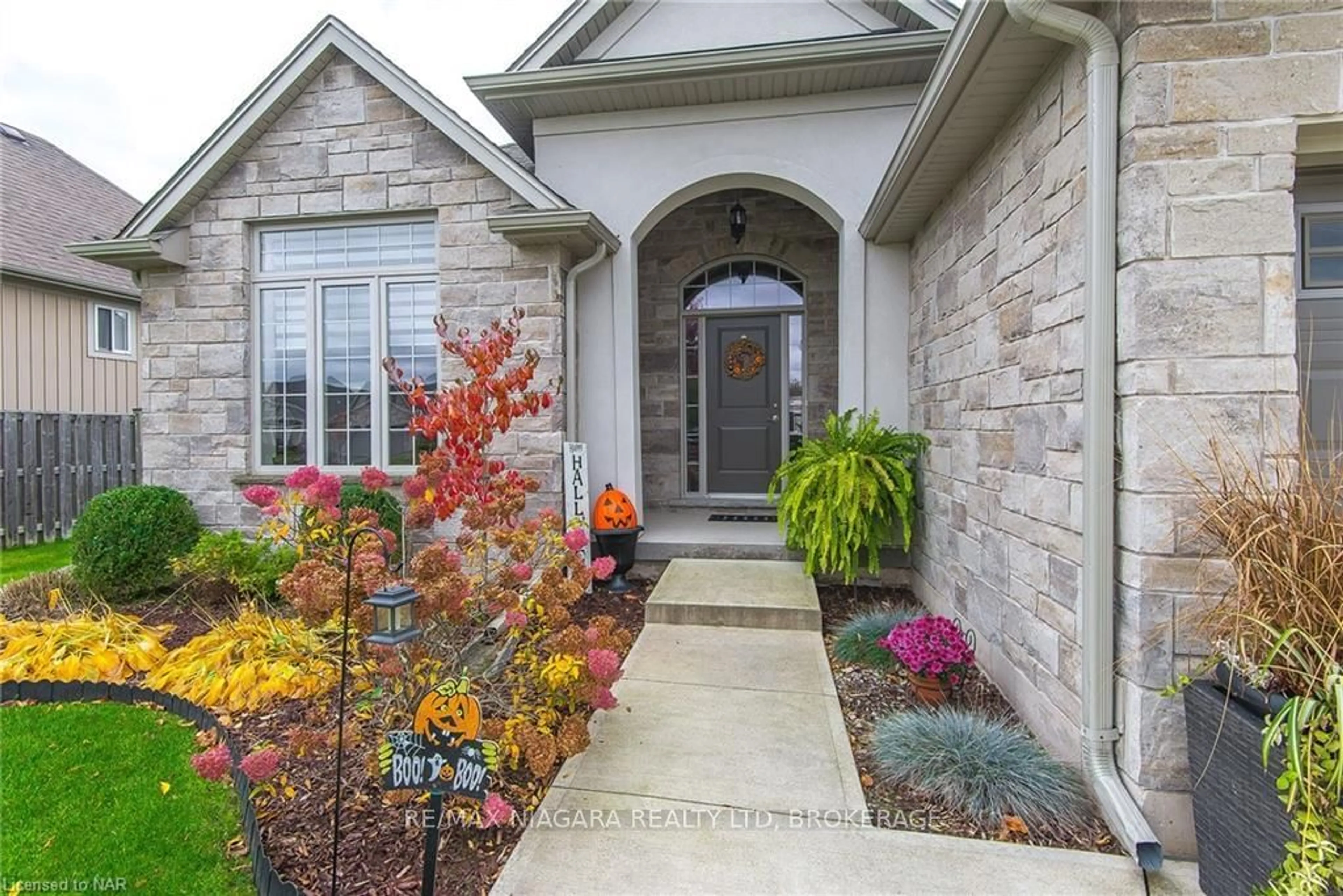 Indoor entryway, cement floor for 3281 CHARLESTON DRIVE Dr, Fort Erie Ontario L0S 1N0