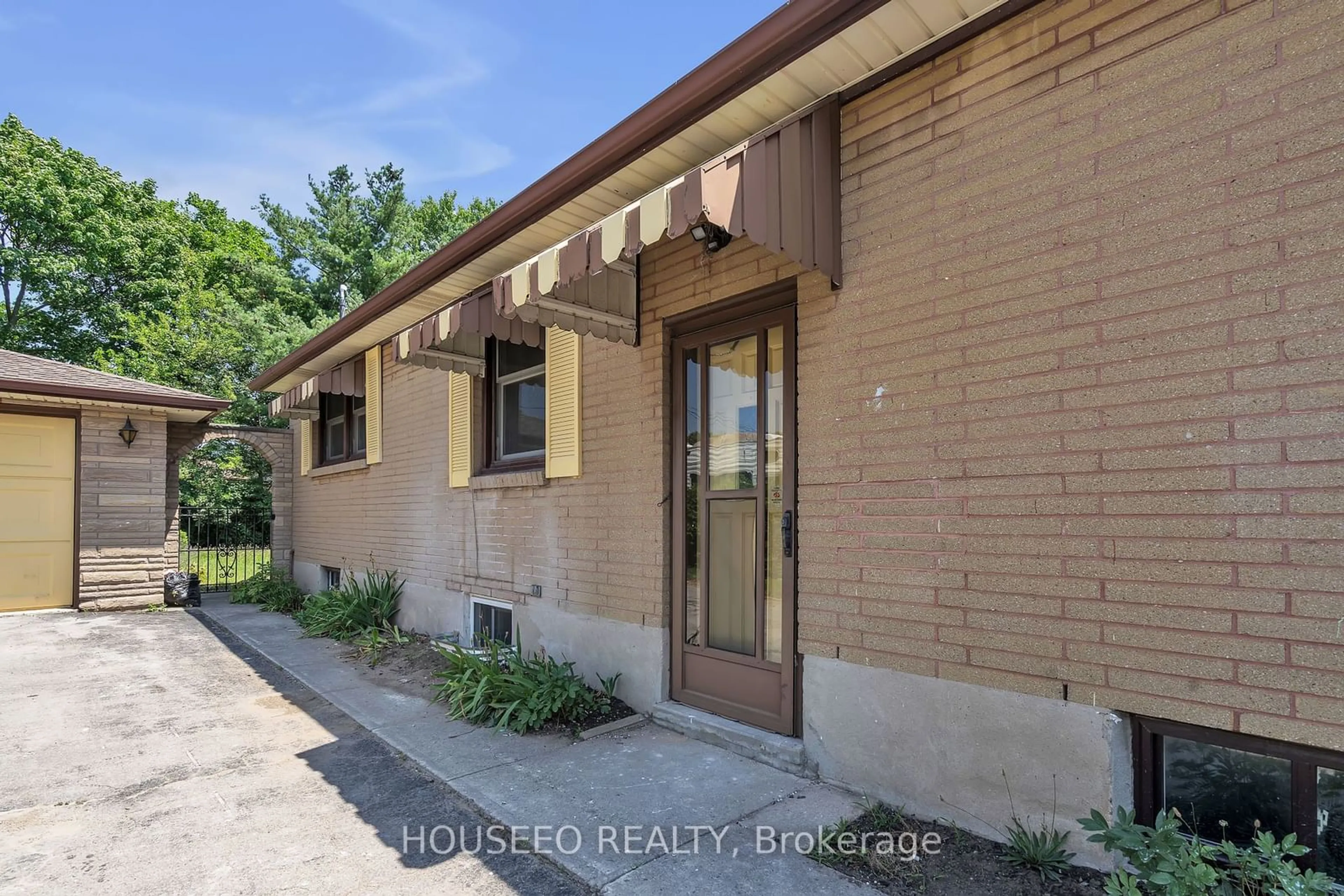 Frontside or backside of a home, the street view for 54 Tweedsmuir Ave, London Ontario N5W 1K7