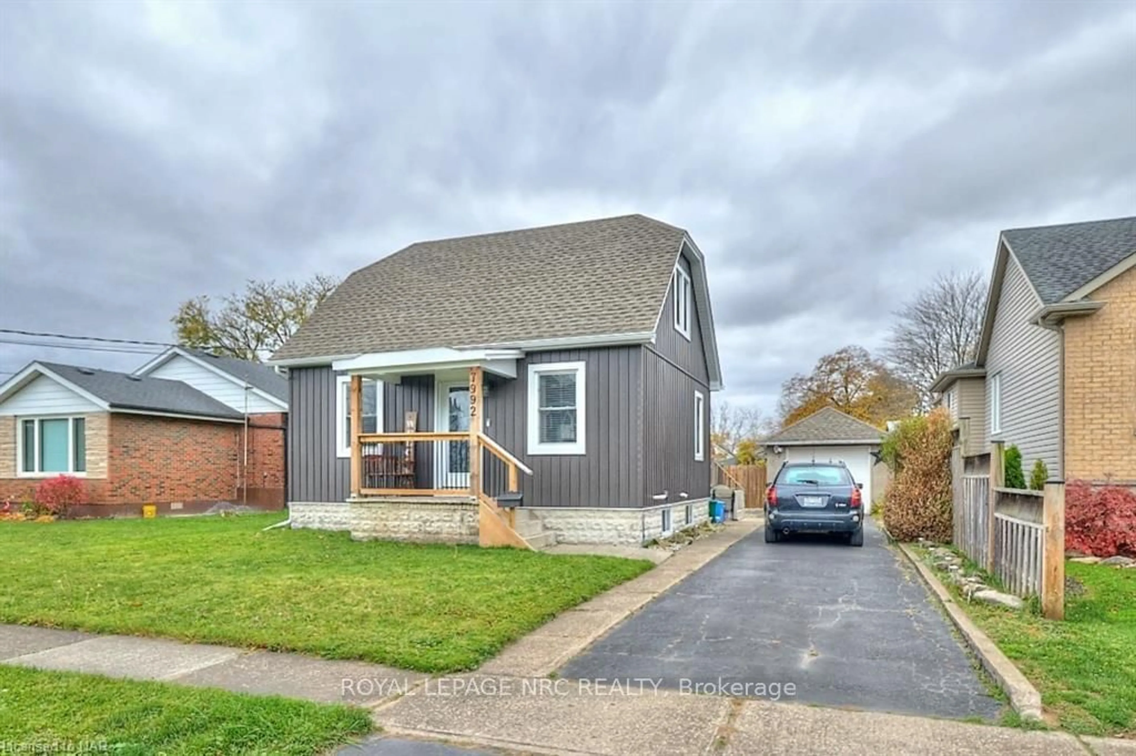 Frontside or backside of a home, cottage for 7992 PETER St, Niagara Falls Ontario L2G 6S9