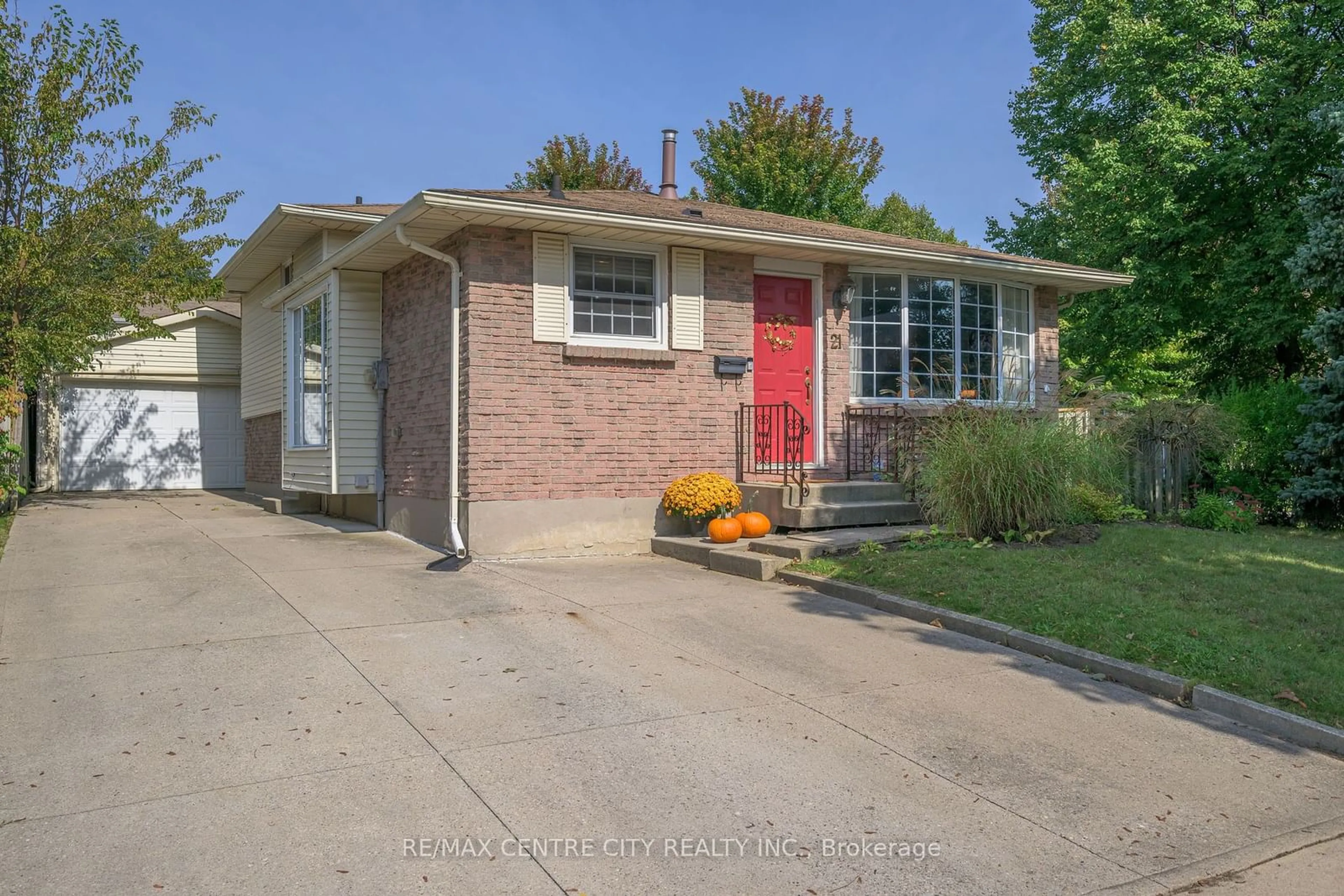 Frontside or backside of a home, the street view for 21 Bridlington Rd, London Ontario N6E 1X6