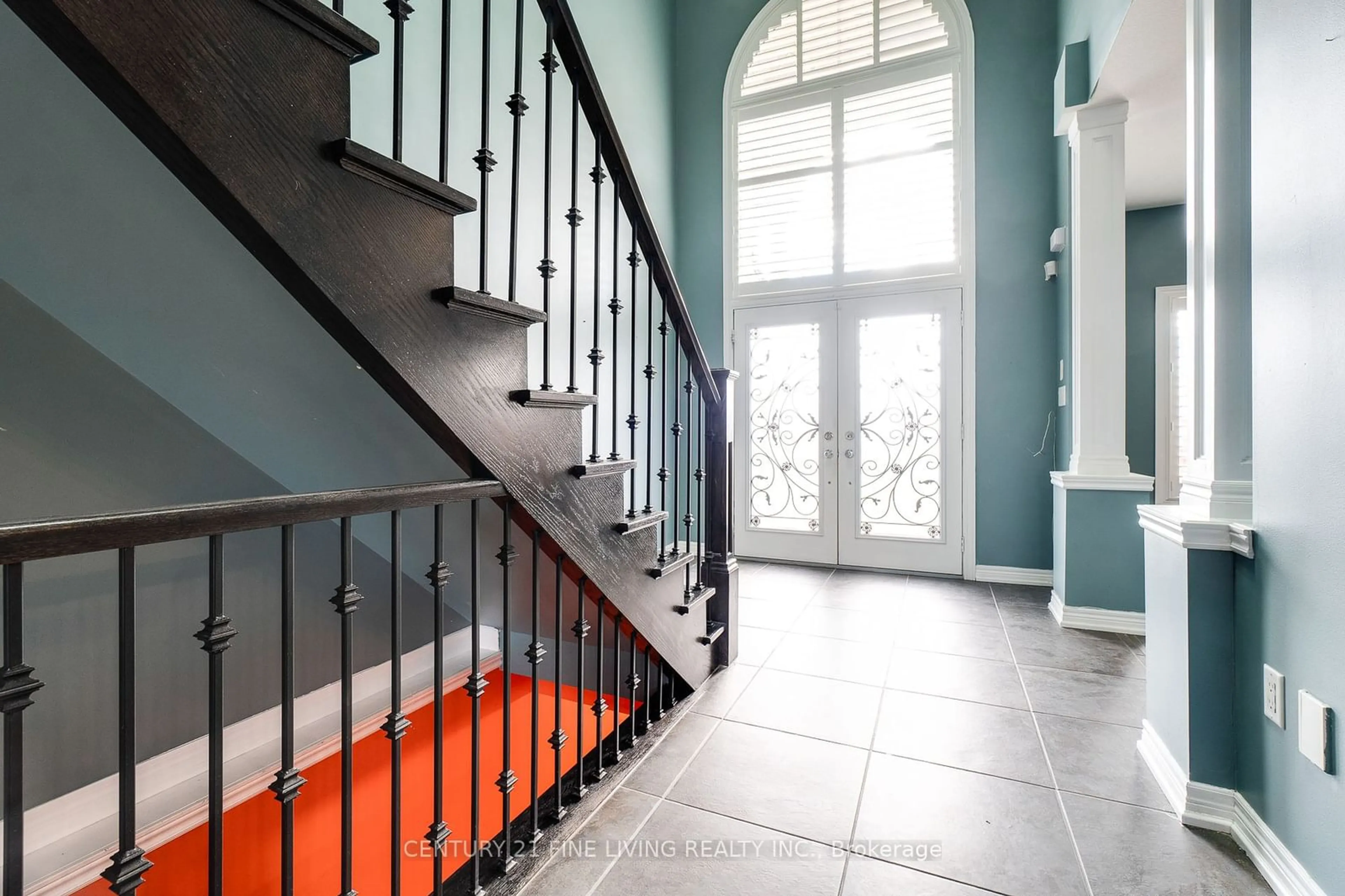 Indoor entryway, cement floor for 31 Weaver Dr, Hamilton Ontario L9K 0G2