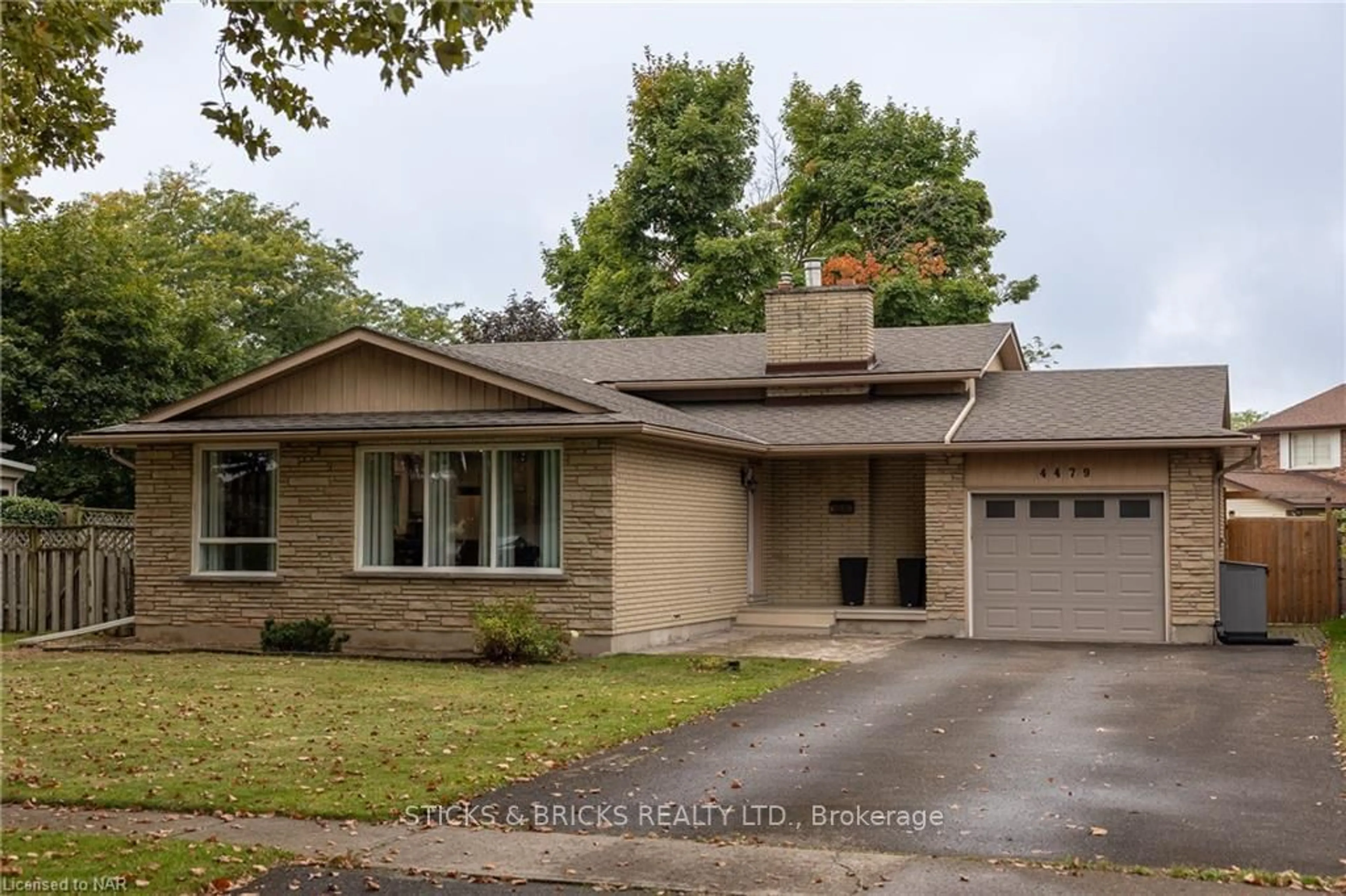 Frontside or backside of a home, the street view for 4479 MITCHELL Ave, Niagara Falls Ontario L2E 6R6