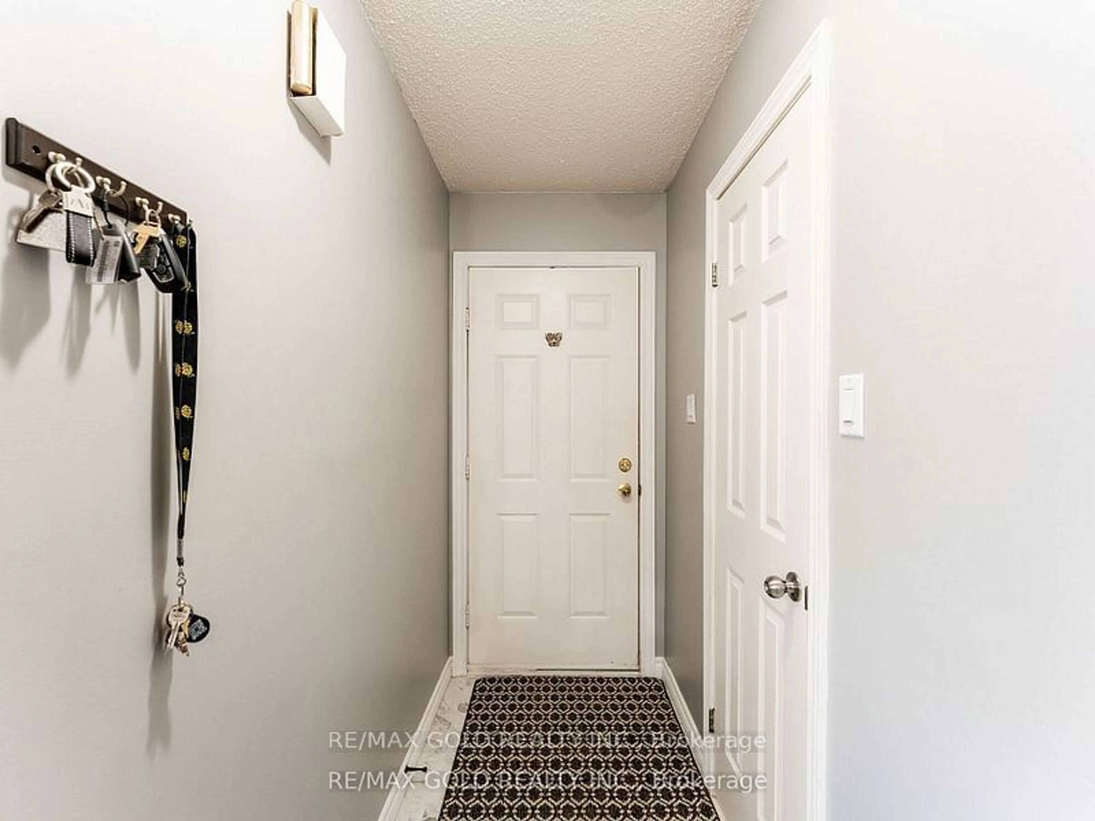 Indoor entryway, not visible floor for 48 Birch Crt, Kawartha Lakes Ontario K9V 5L7