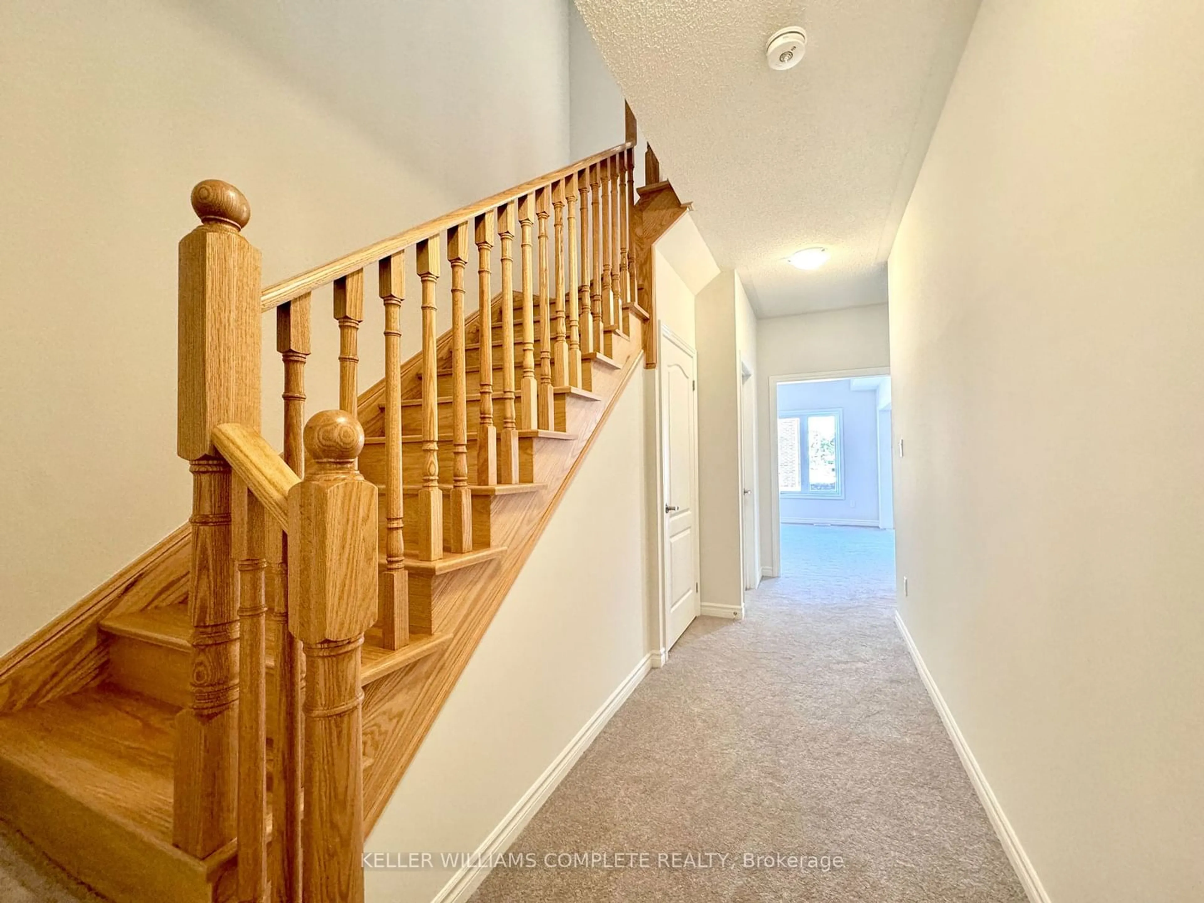 Indoor foyer, wood floors for 100 Baker St, Thorold Ontario L2V 3P4