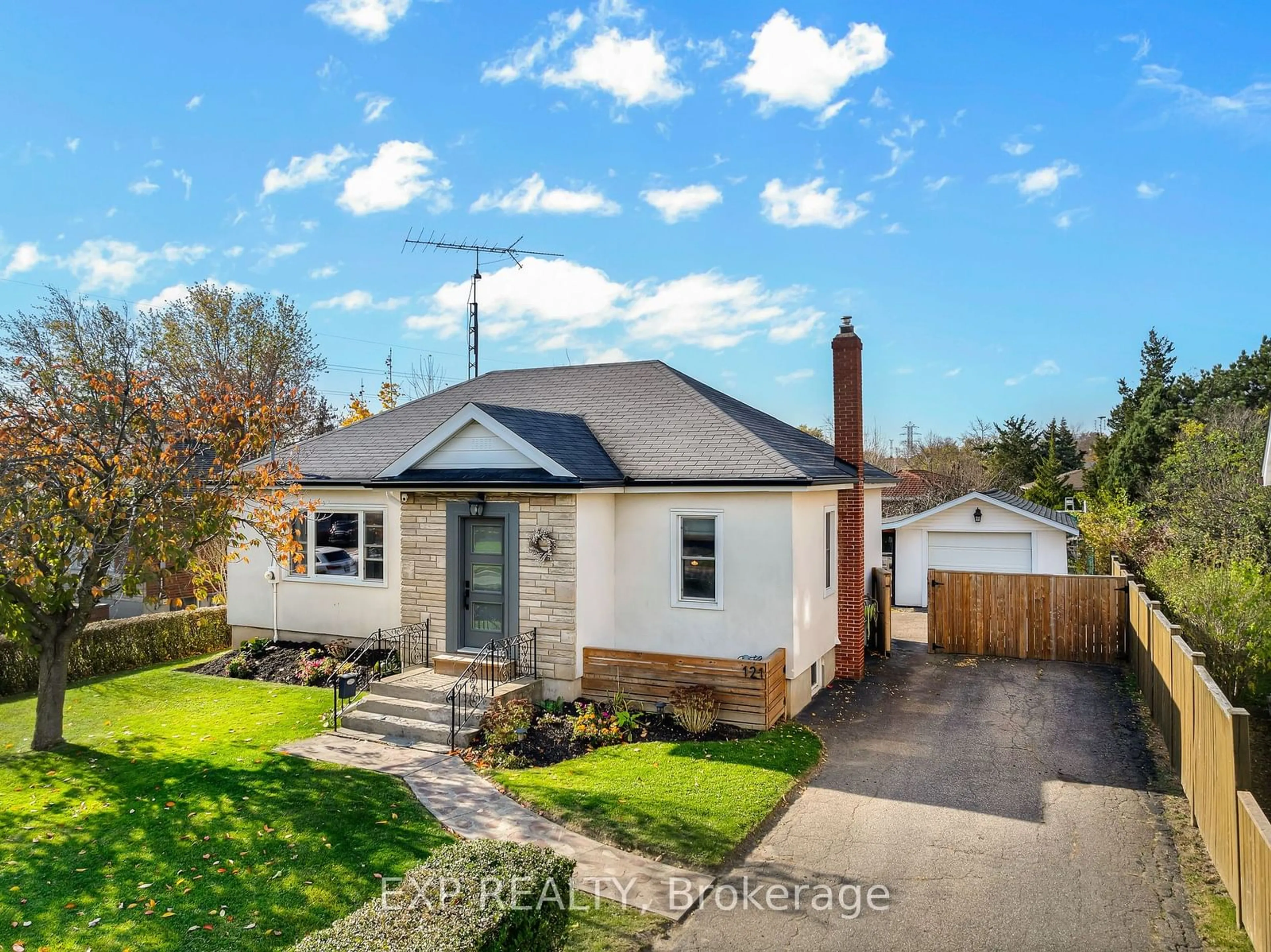 Frontside or backside of a home, cottage for 121 Louth St, St. Catharines Ontario L2S 2T8