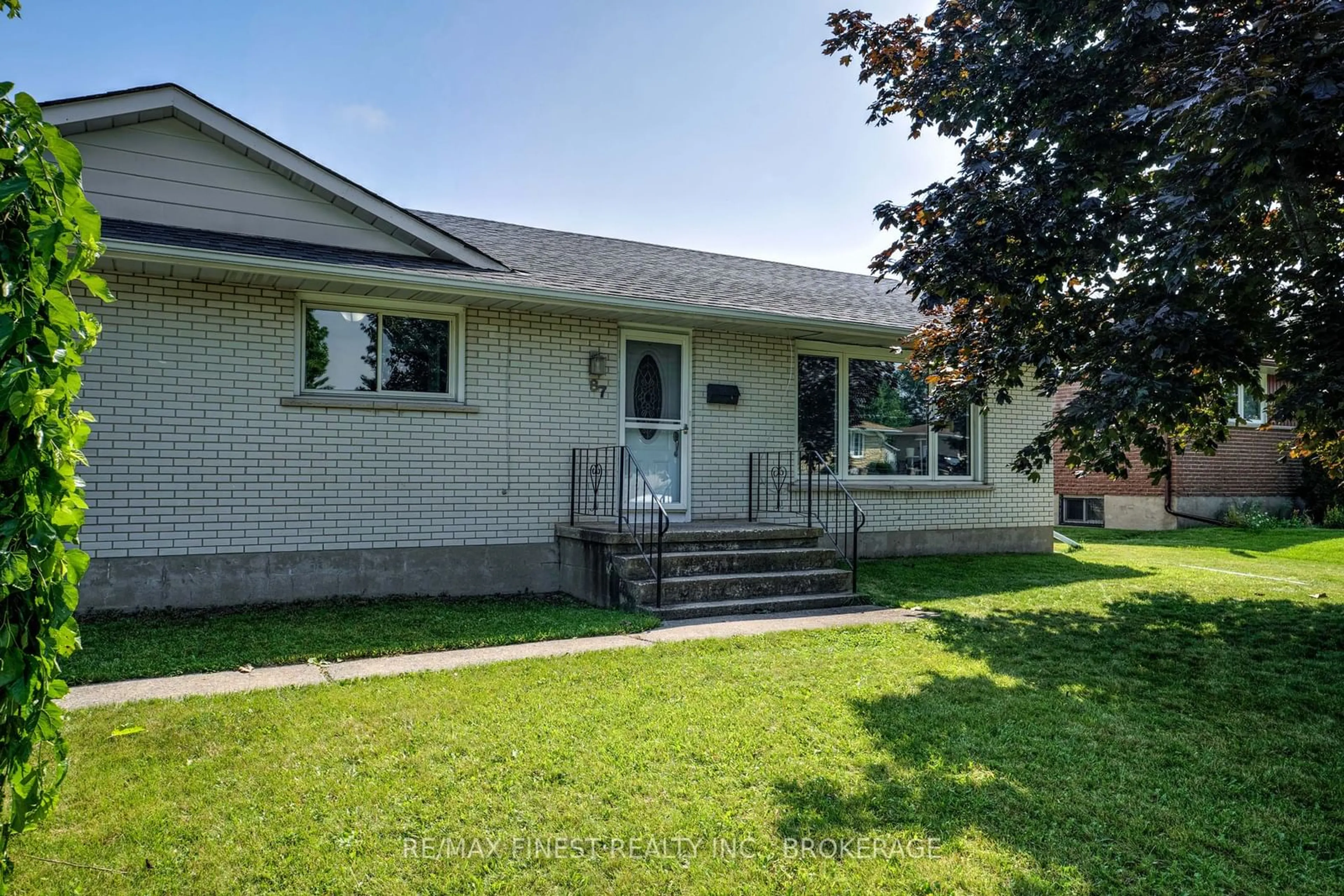 Frontside or backside of a home, cottage for 87 Oxford Cres, Loyalist Ontario K7N 1R1