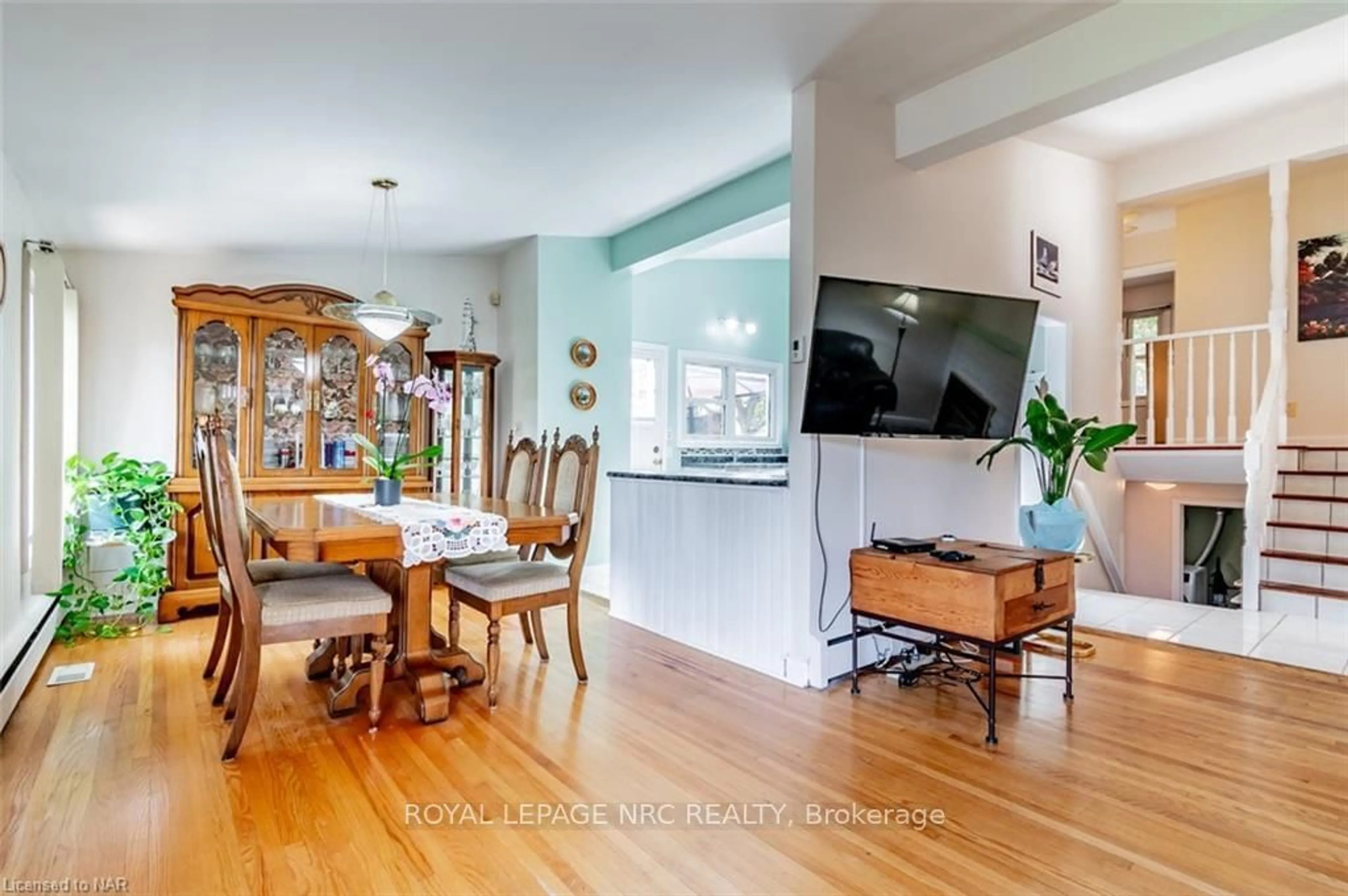 Dining room, wood floors, cottage for 3663 ARLINGTON Ave, Niagara Falls Ontario L2J 2X1