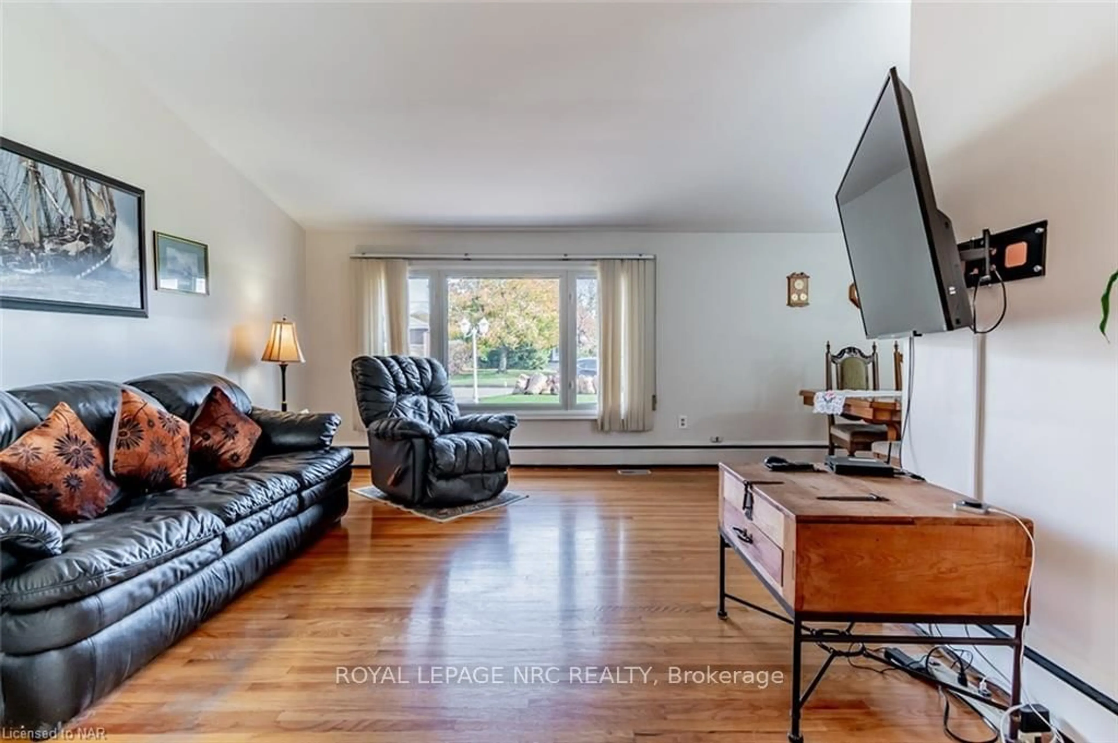 Living room, wood floors for 3663 ARLINGTON Ave, Niagara Falls Ontario L2J 2X1