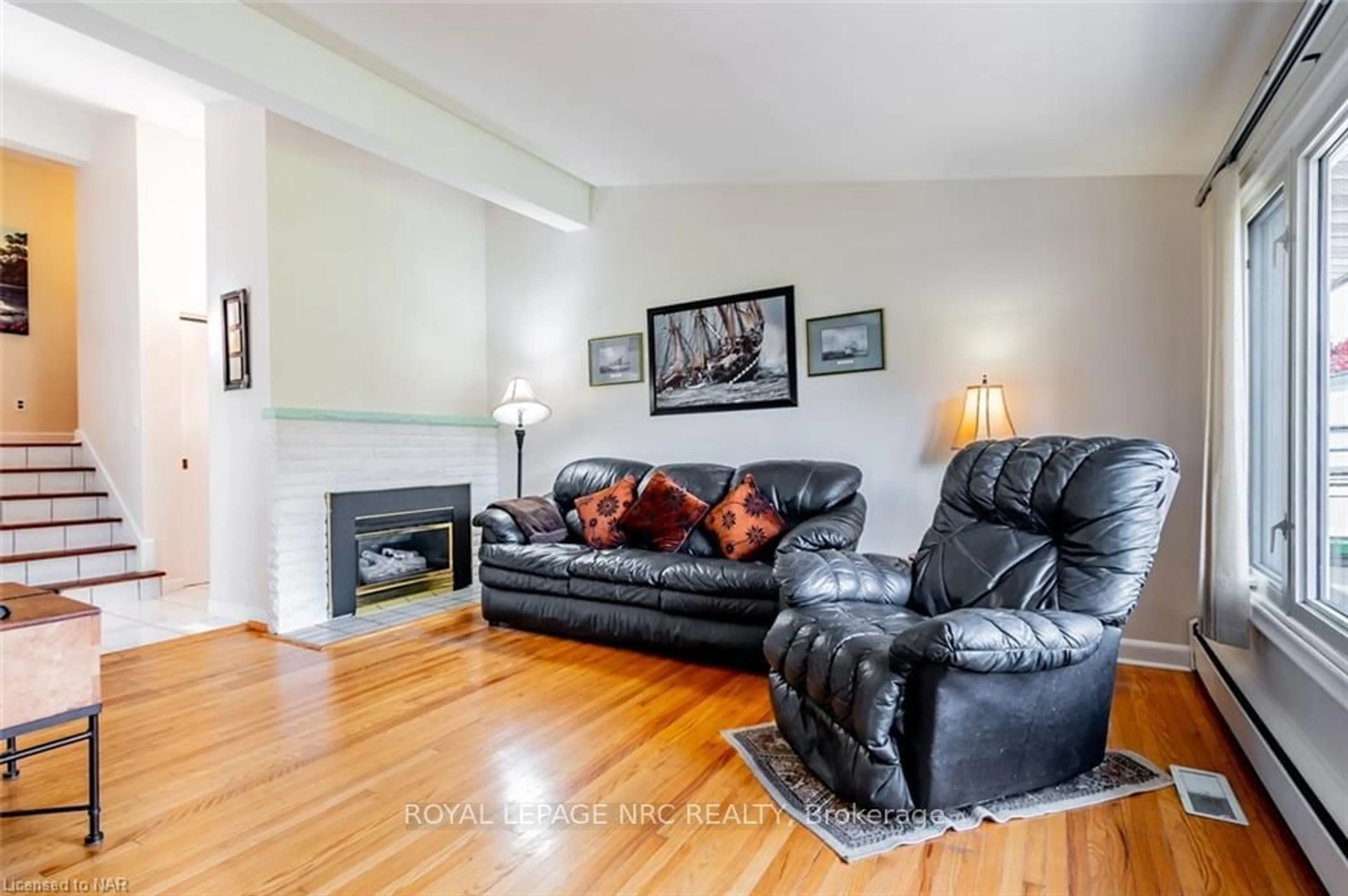 Living room, wood floors for 3663 ARLINGTON Ave, Niagara Falls Ontario L2J 2X1