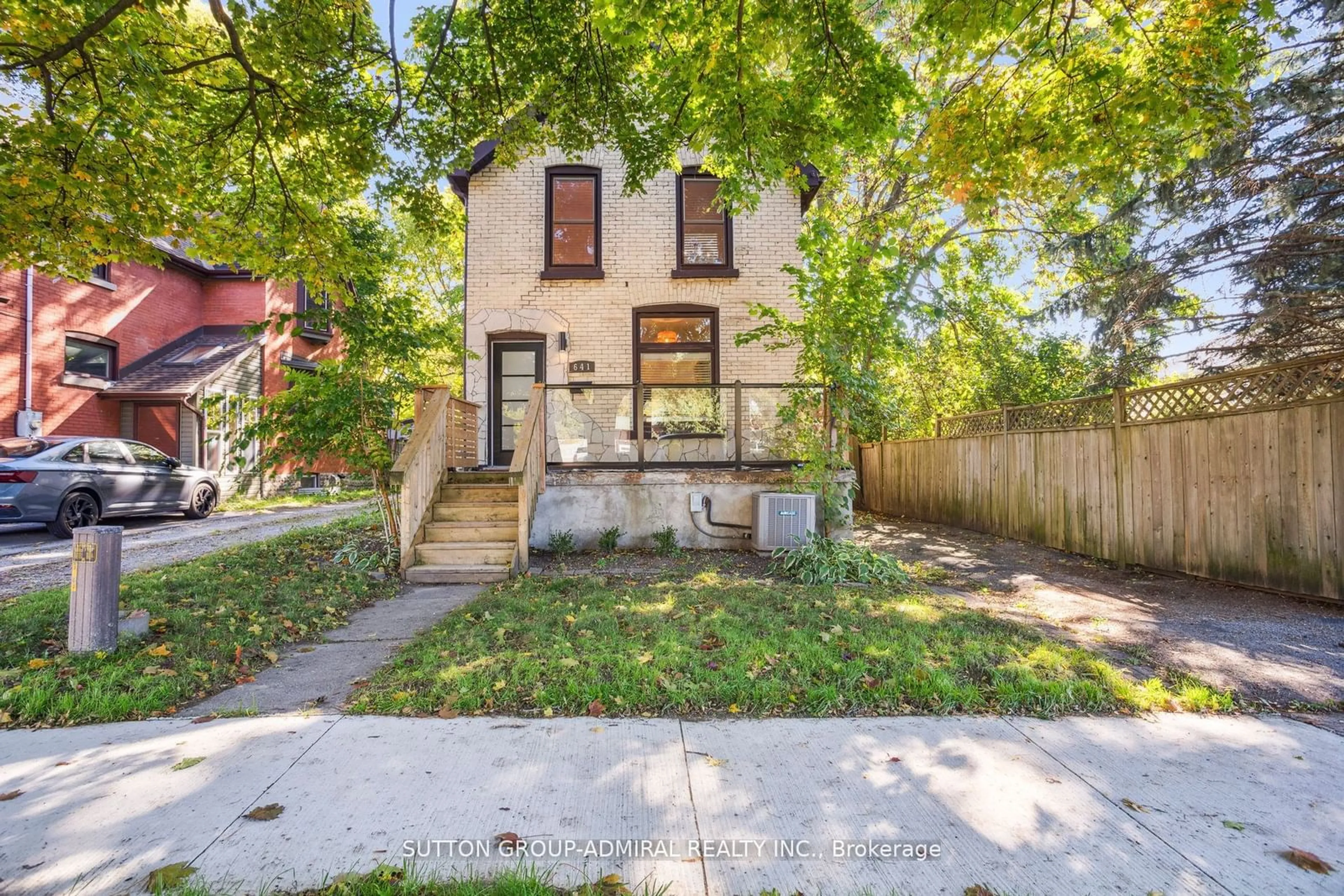 Frontside or backside of a home, the street view for 641 Piccadilly St, London Ontario N5Y 3B1