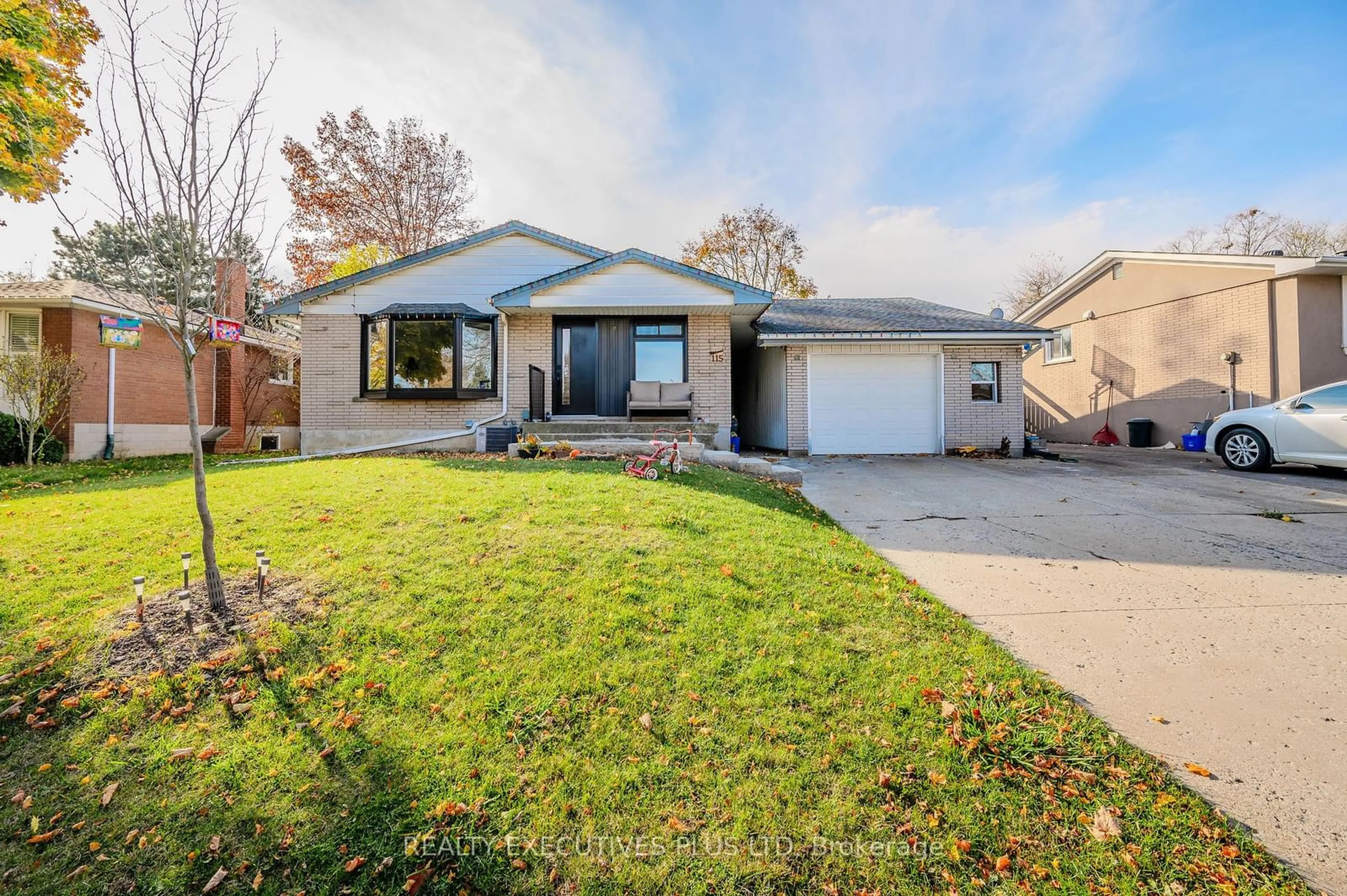 Frontside or backside of a home, the street view for 115 Lynbrook Dr, Hamilton Ontario L9C 2K8