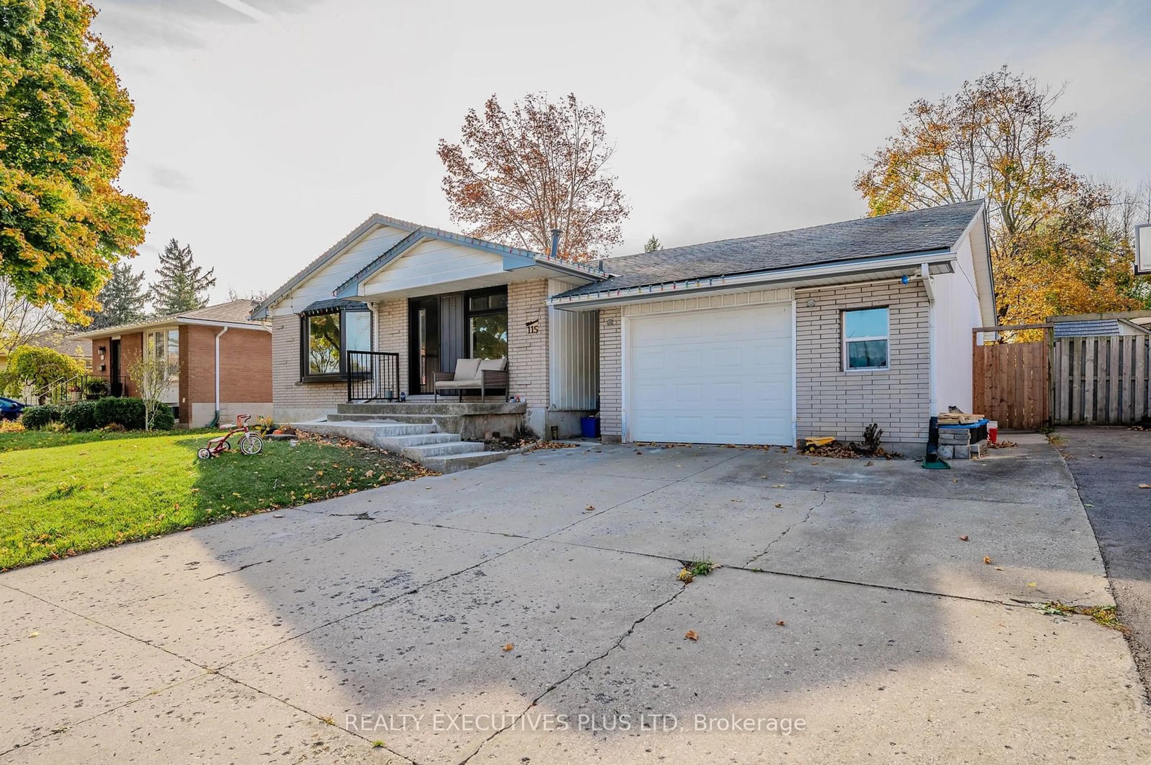 Frontside or backside of a home, the street view for 115 Lynbrook Dr, Hamilton Ontario L9C 2K8