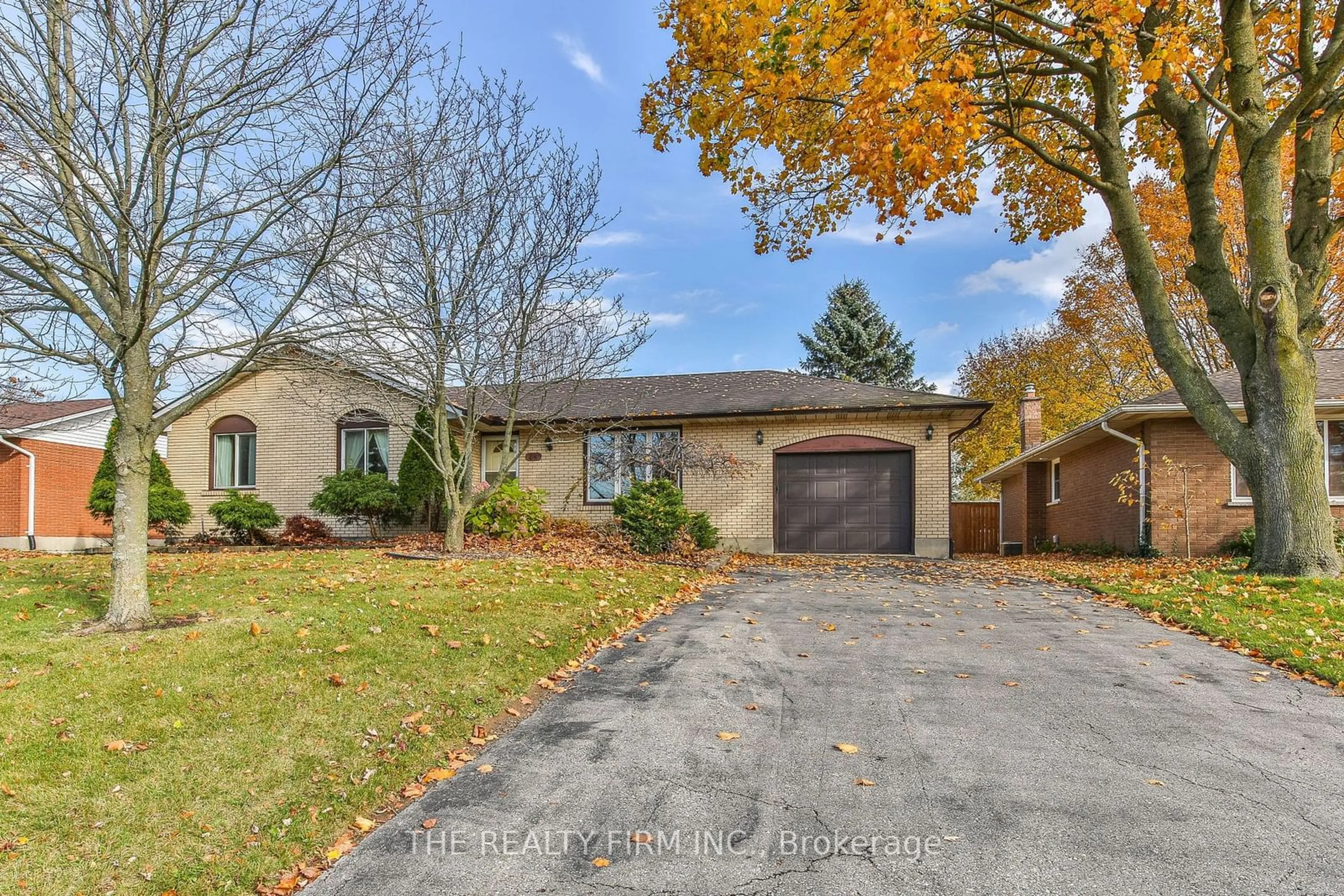 A pic from exterior of the house or condo, the street view for 34 Woodcock Dr, Tillsonburg Ontario N4G 4M2