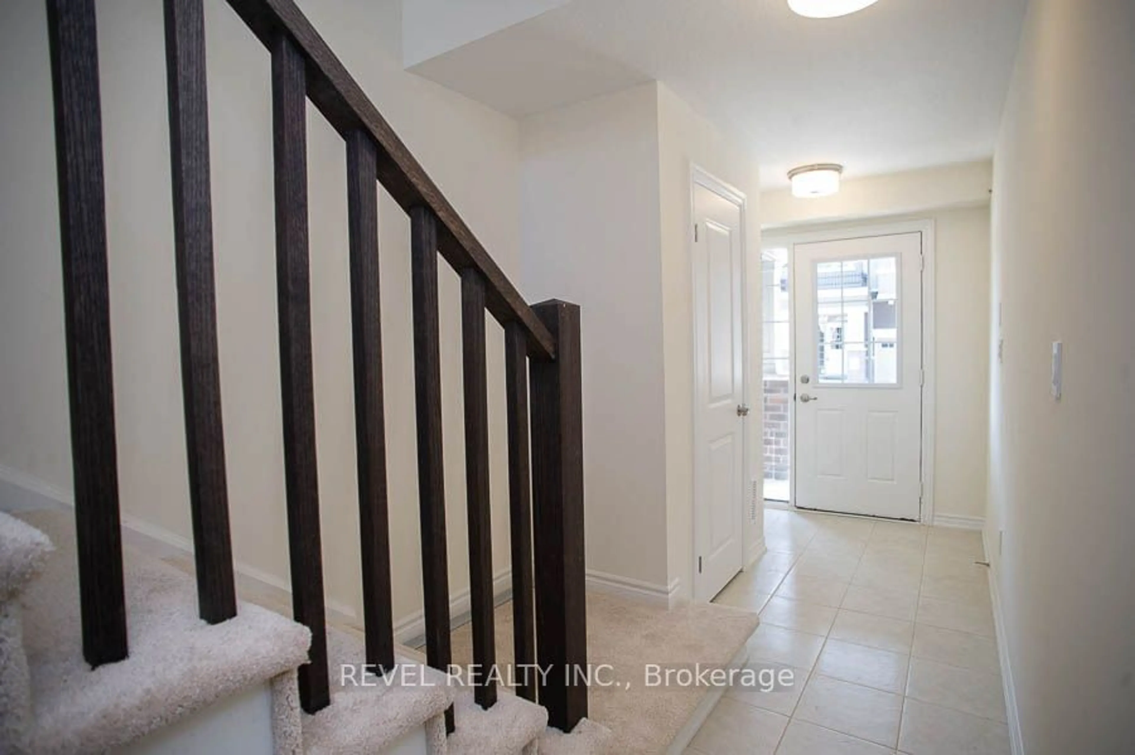 Indoor entryway, wood floors for 620 Colborne St #19, Brantford Ontario N3T 5L5