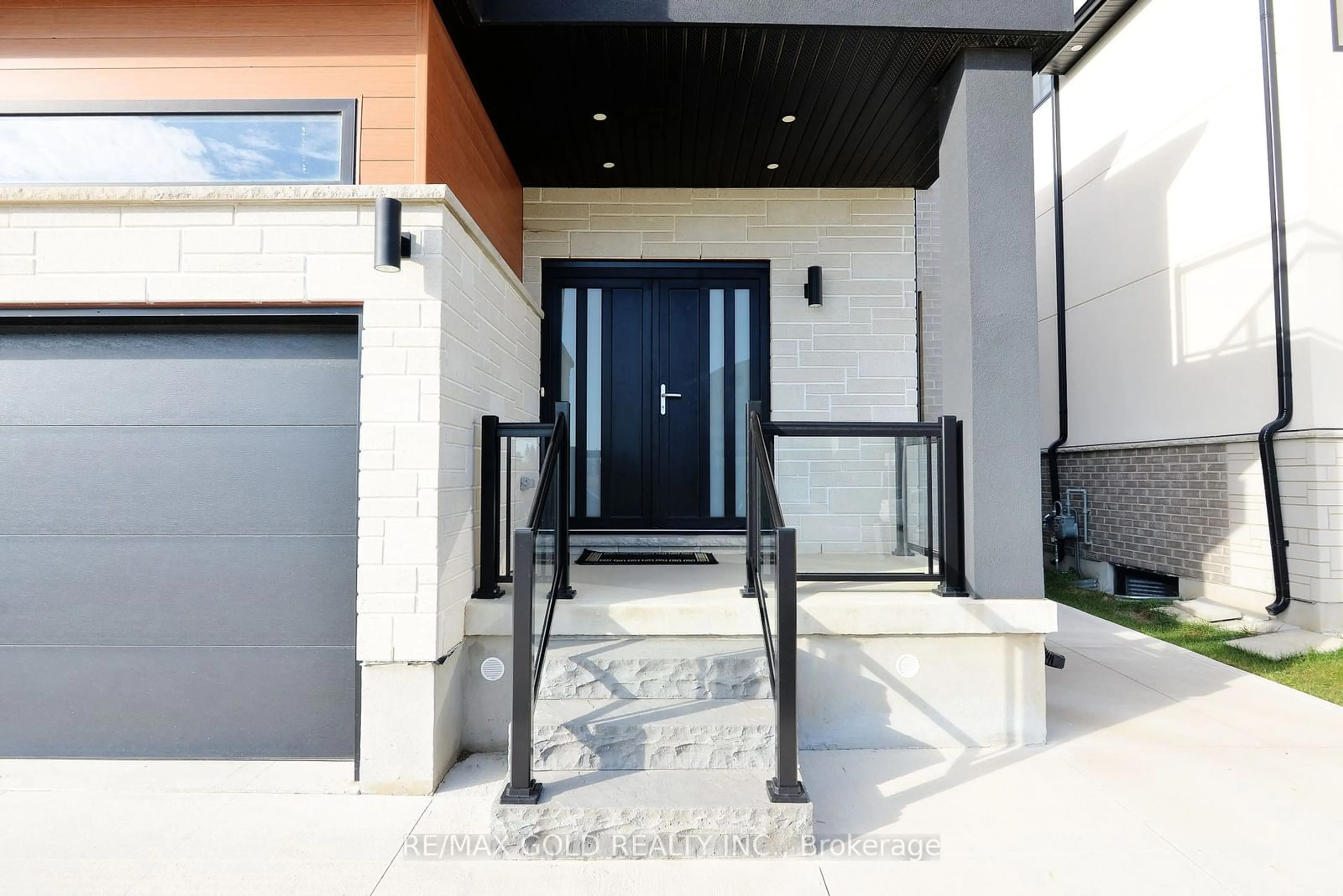 Indoor entryway, ceramic floors for 86 Grandville Circ, Brant Ontario N3L 0J5