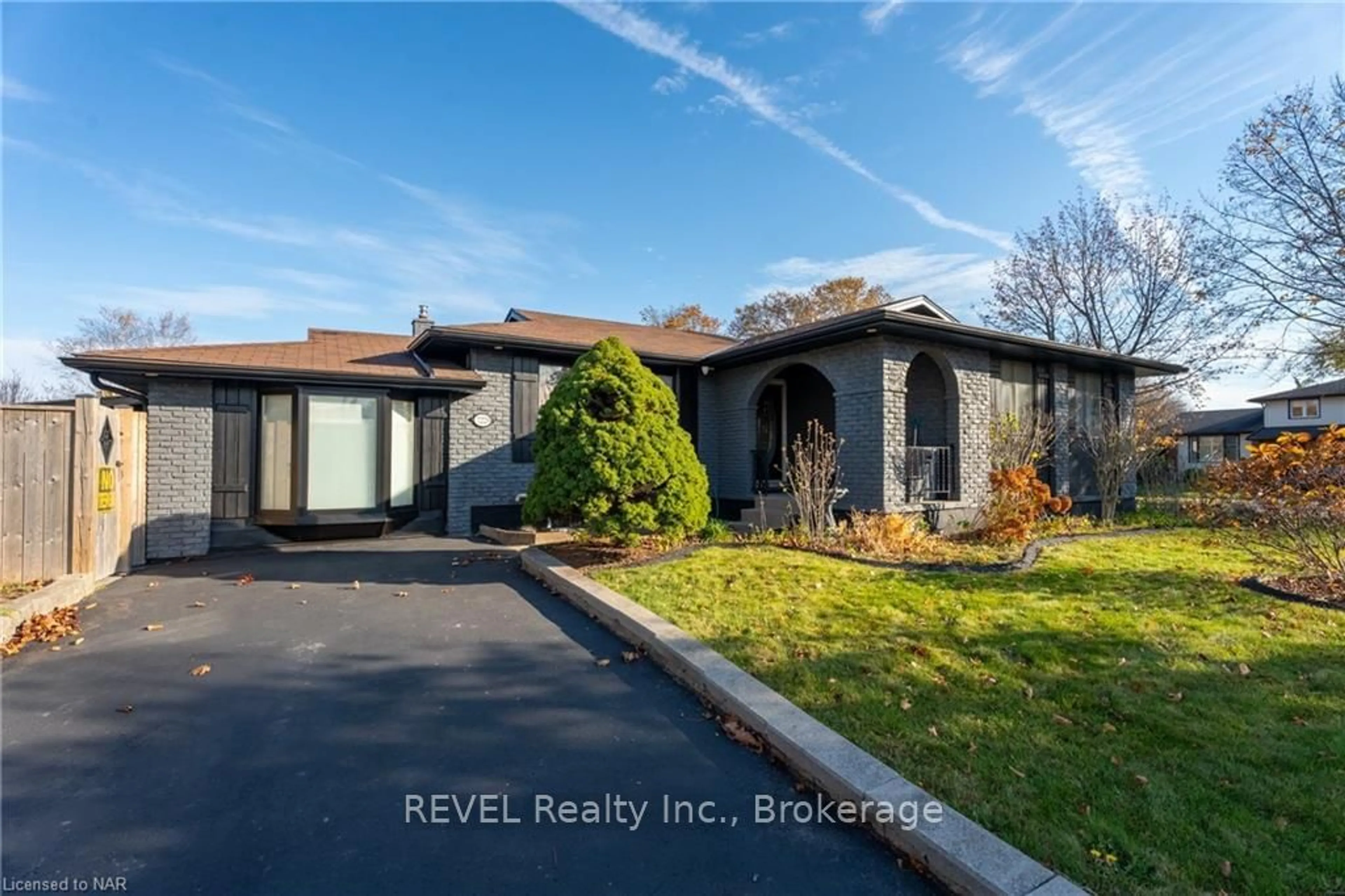 Frontside or backside of a home, the street view for 7229 HARRIMAN St, Niagara Falls Ontario L2J 3W6