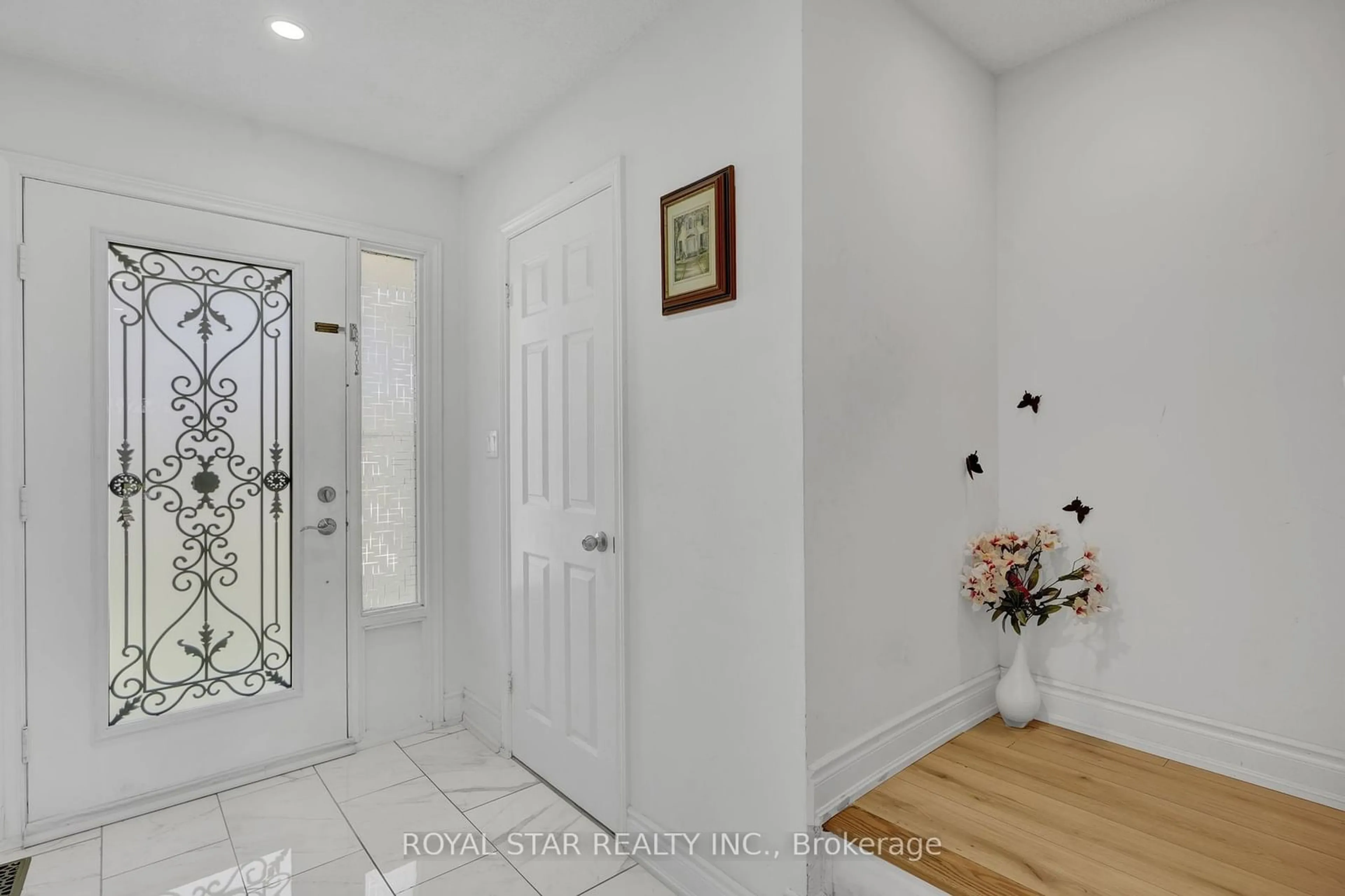 Indoor entryway, wood floors for 19 Barnaby Dr, St. Catharines Ontario L2S 3C7