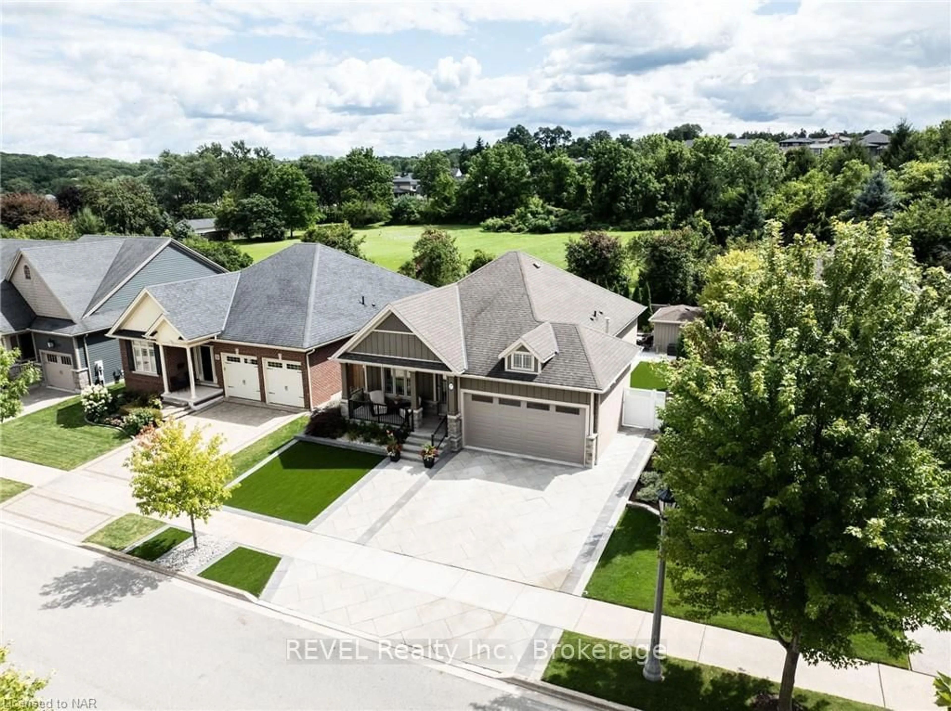 Frontside or backside of a home, the street view for 27 HICKORY Ave, Niagara-on-the-Lake Ontario L0S 1J1