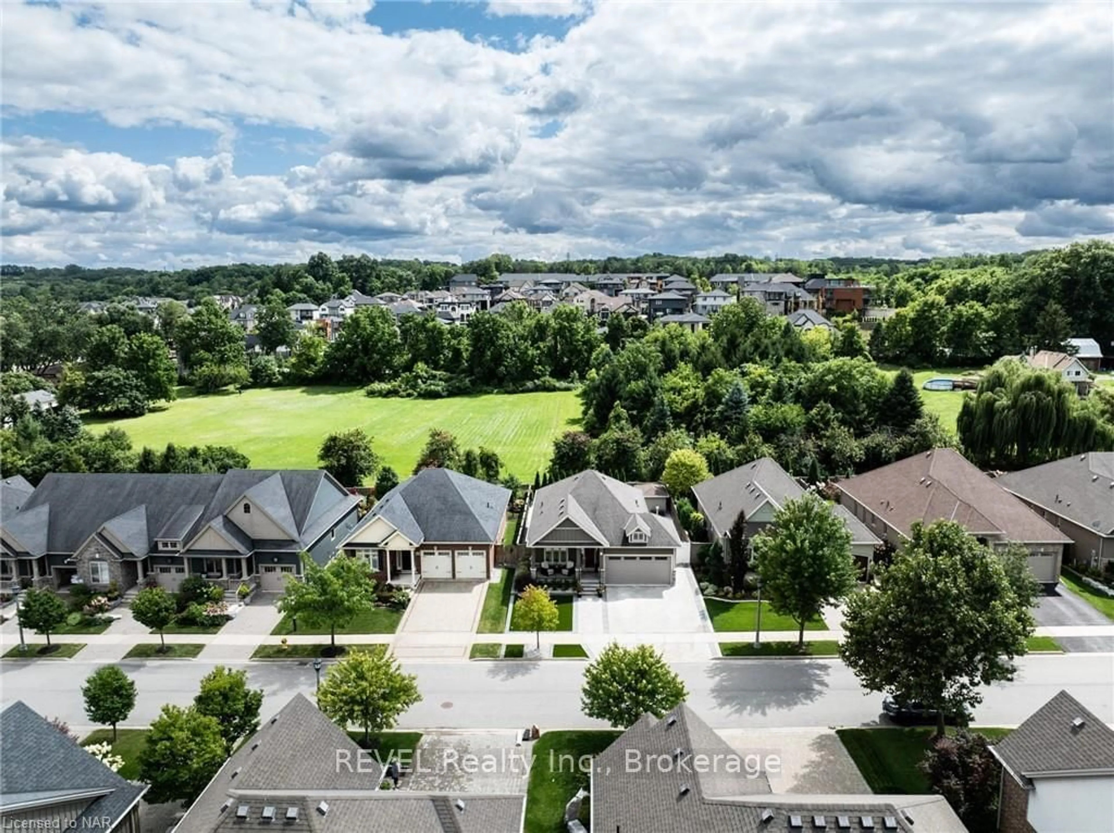 Frontside or backside of a home, the street view for 27 HICKORY Ave, Niagara-on-the-Lake Ontario L0S 1J1