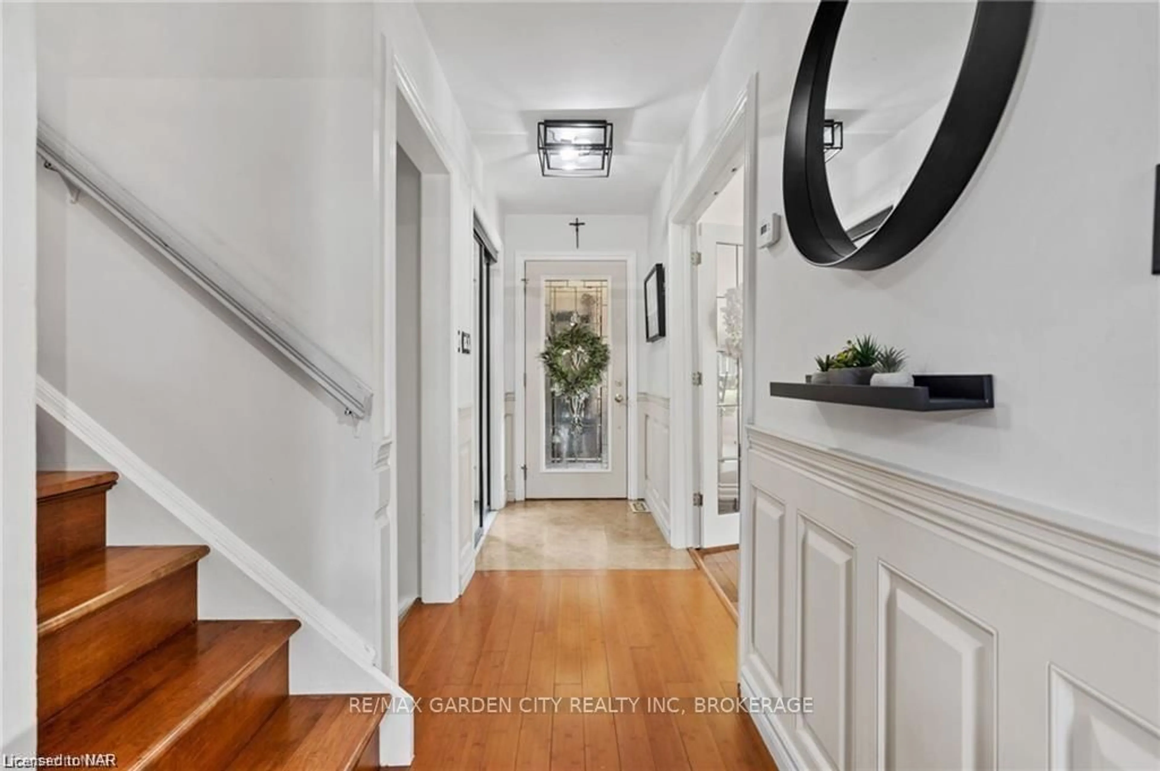 Indoor entryway, wood floors for 55 SHERWOOD FOREST Tr, Welland Ontario L3C 5X7