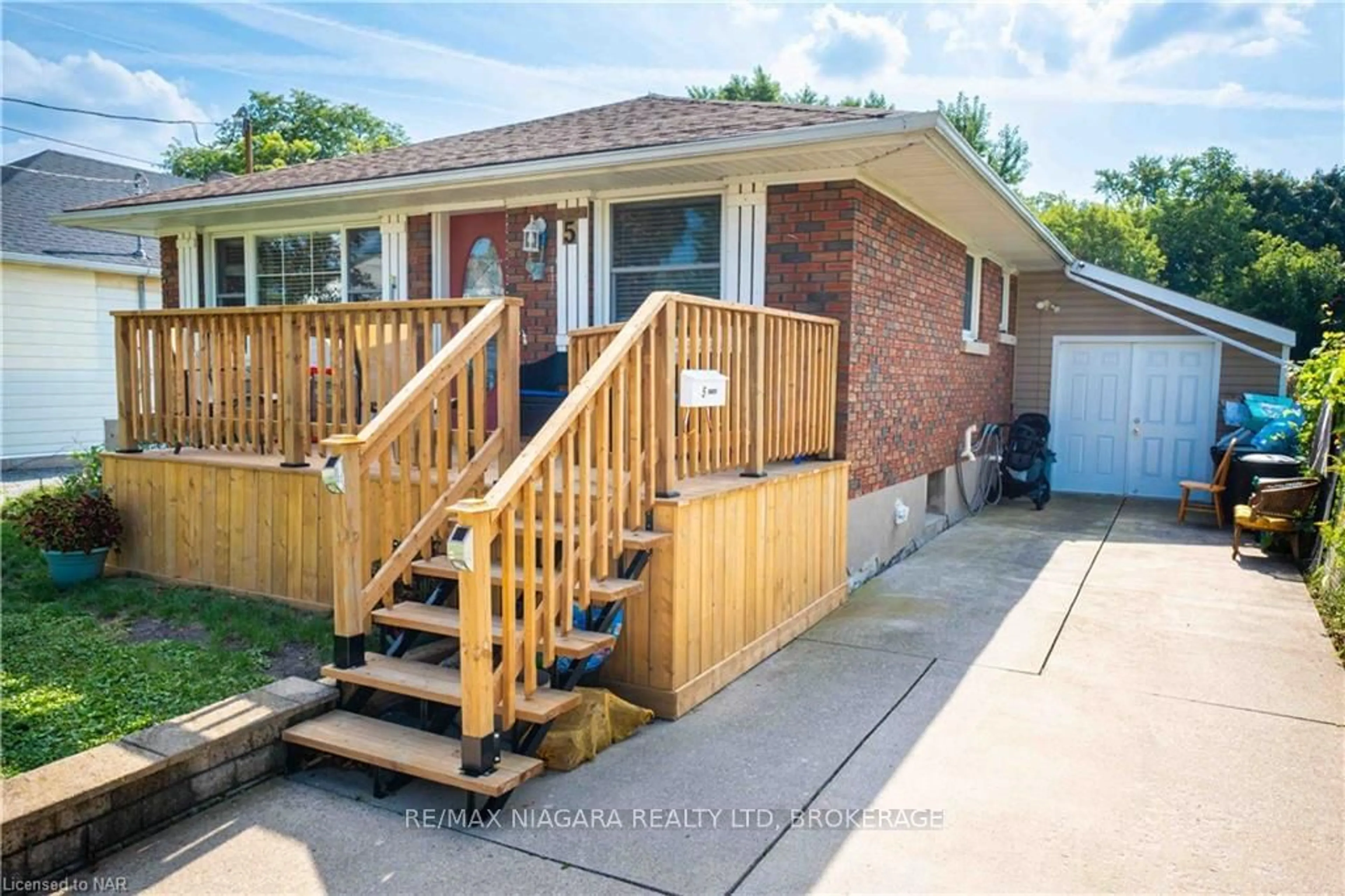 Frontside or backside of a home, cottage for 5 ST PETER St, St. Catharines Ontario L2T 1N7