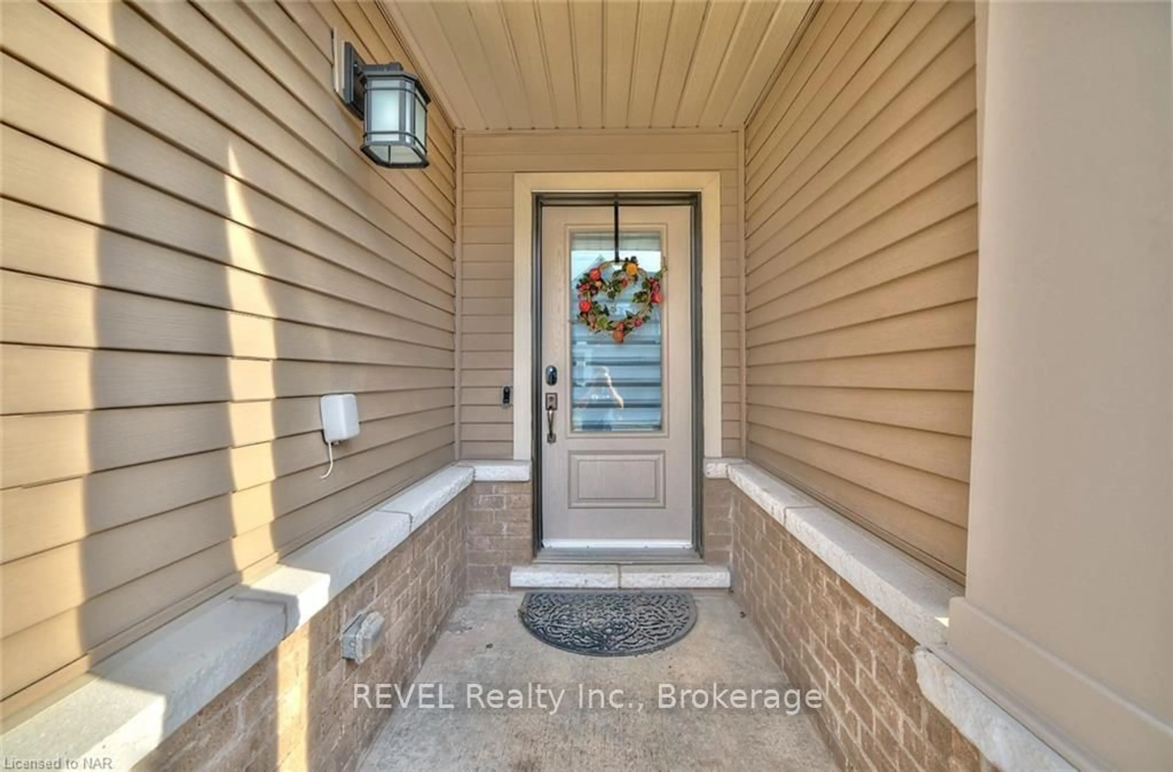 Indoor entryway, wood floors for 4311 MANN St #11, Niagara Falls Ontario L2G 0E7