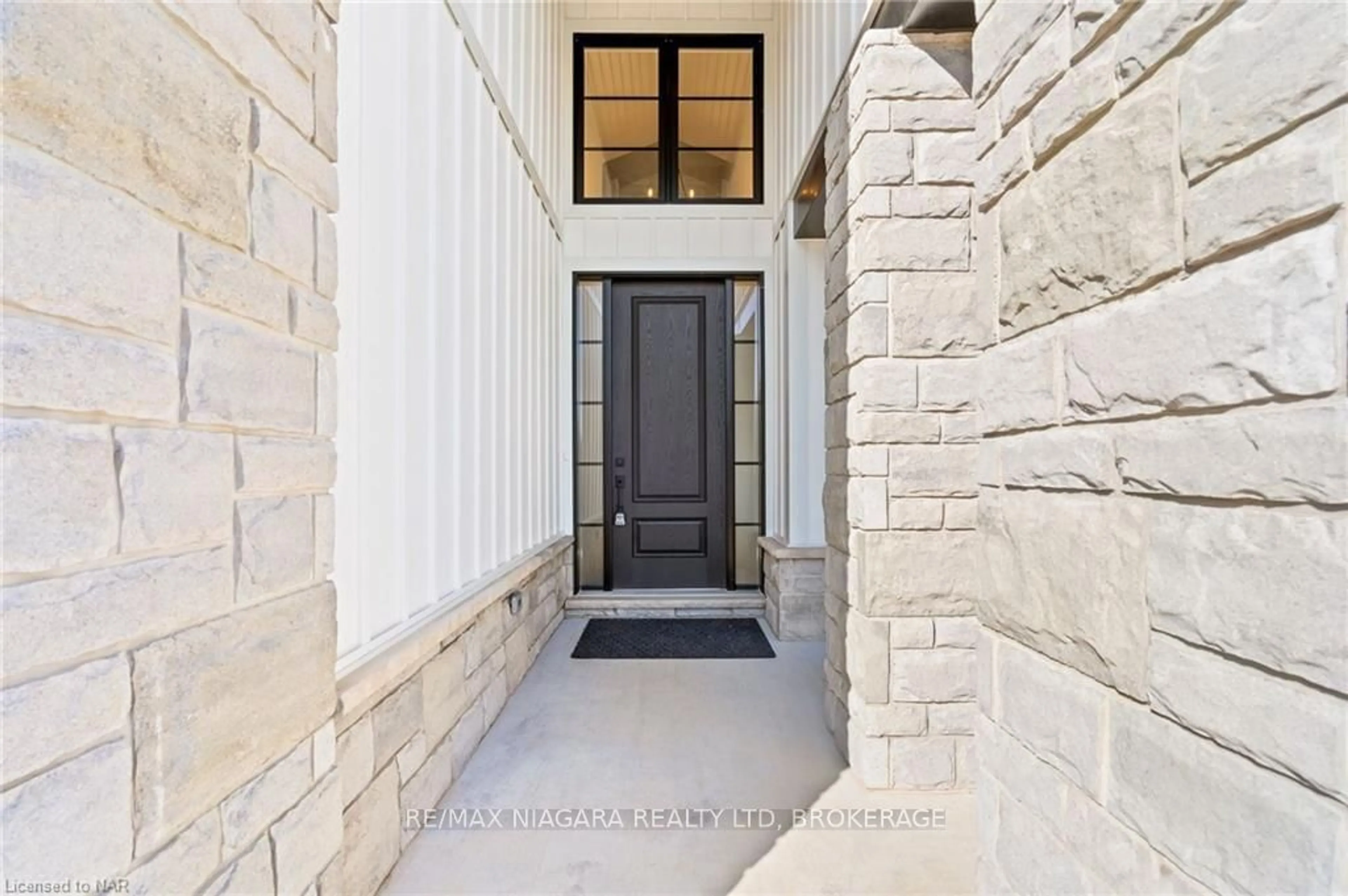 Indoor entryway, cement floor for 4217 MANSON Lane, Lincoln Ontario L0R 1G0