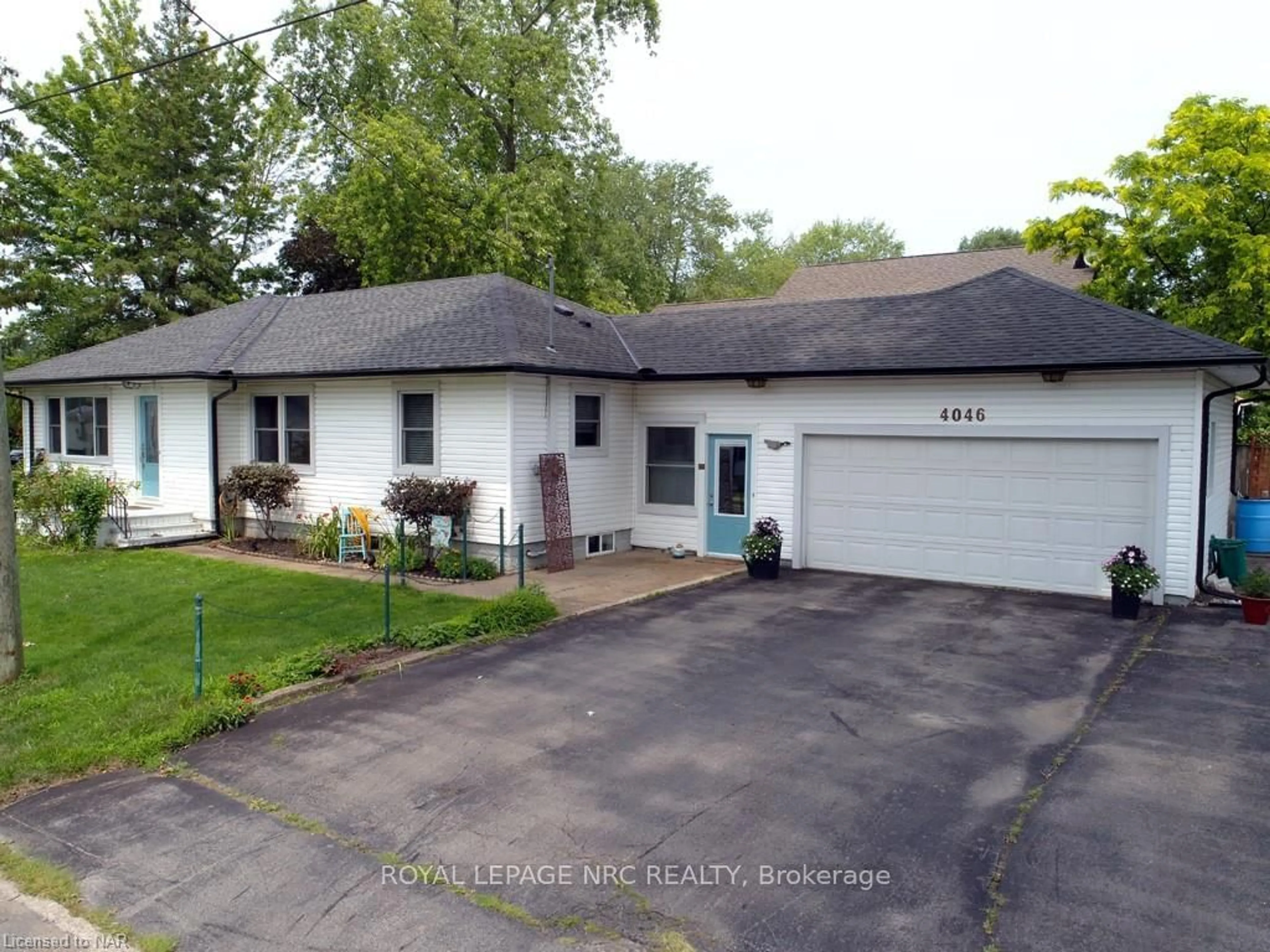 Frontside or backside of a home, the street view for 4046 VICTORIA Rd, Fort Erie Ontario L0S 1B0