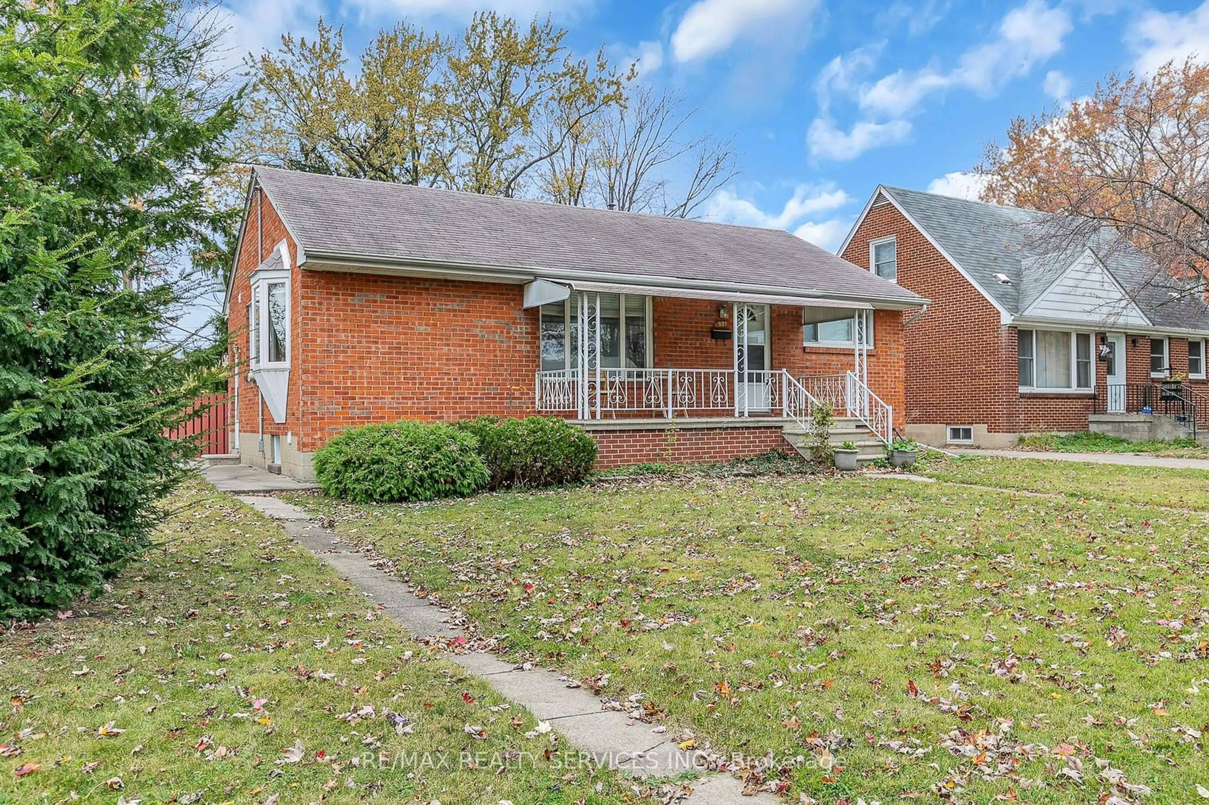 Frontside or backside of a home, the street view for 991 Parkview Ave, Windsor Ontario N8S 2X5