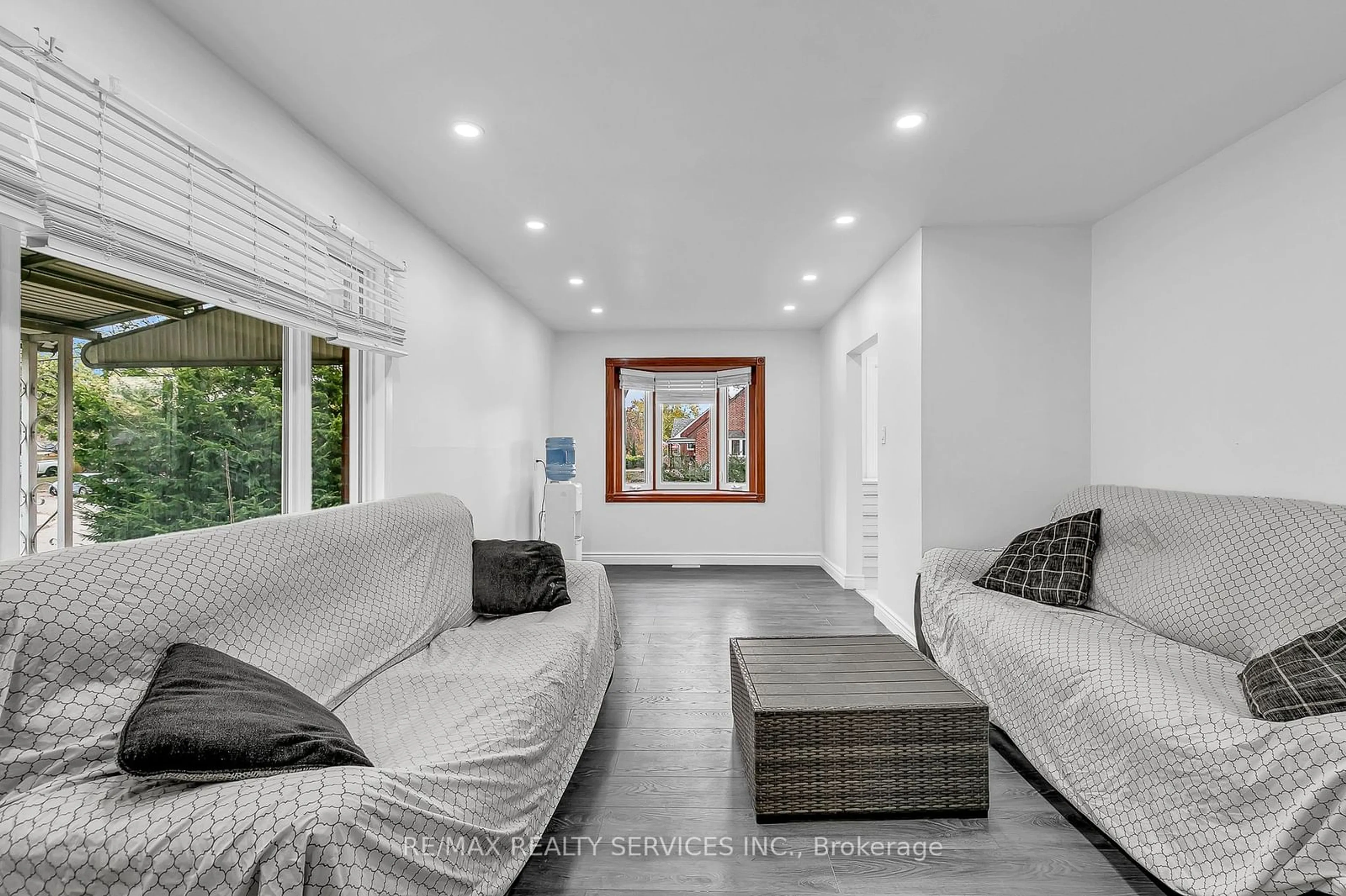 Living room, wood floors for 991 Parkview Ave, Windsor Ontario N8S 2X5