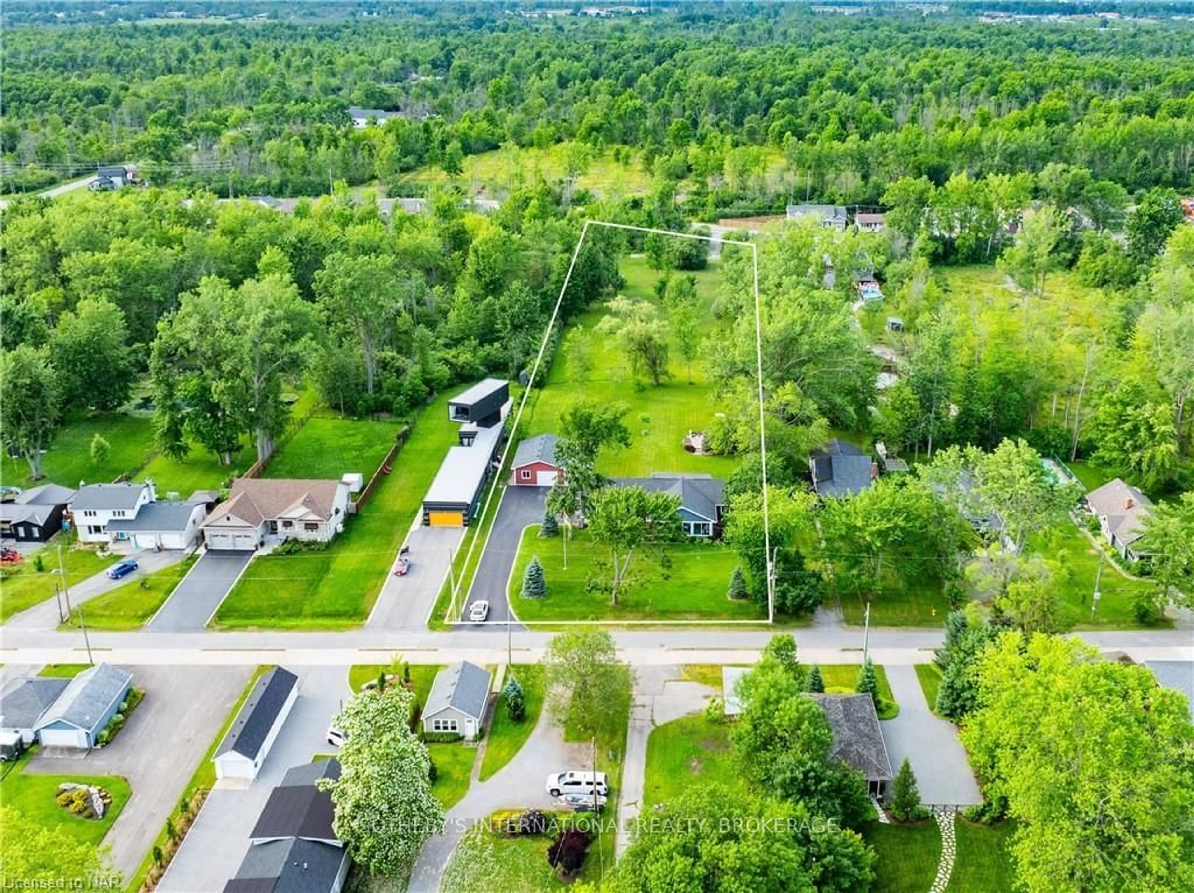 Frontside or backside of a home, the street view for 880 EDGEMERE Rd, Fort Erie Ontario L2A 1A8