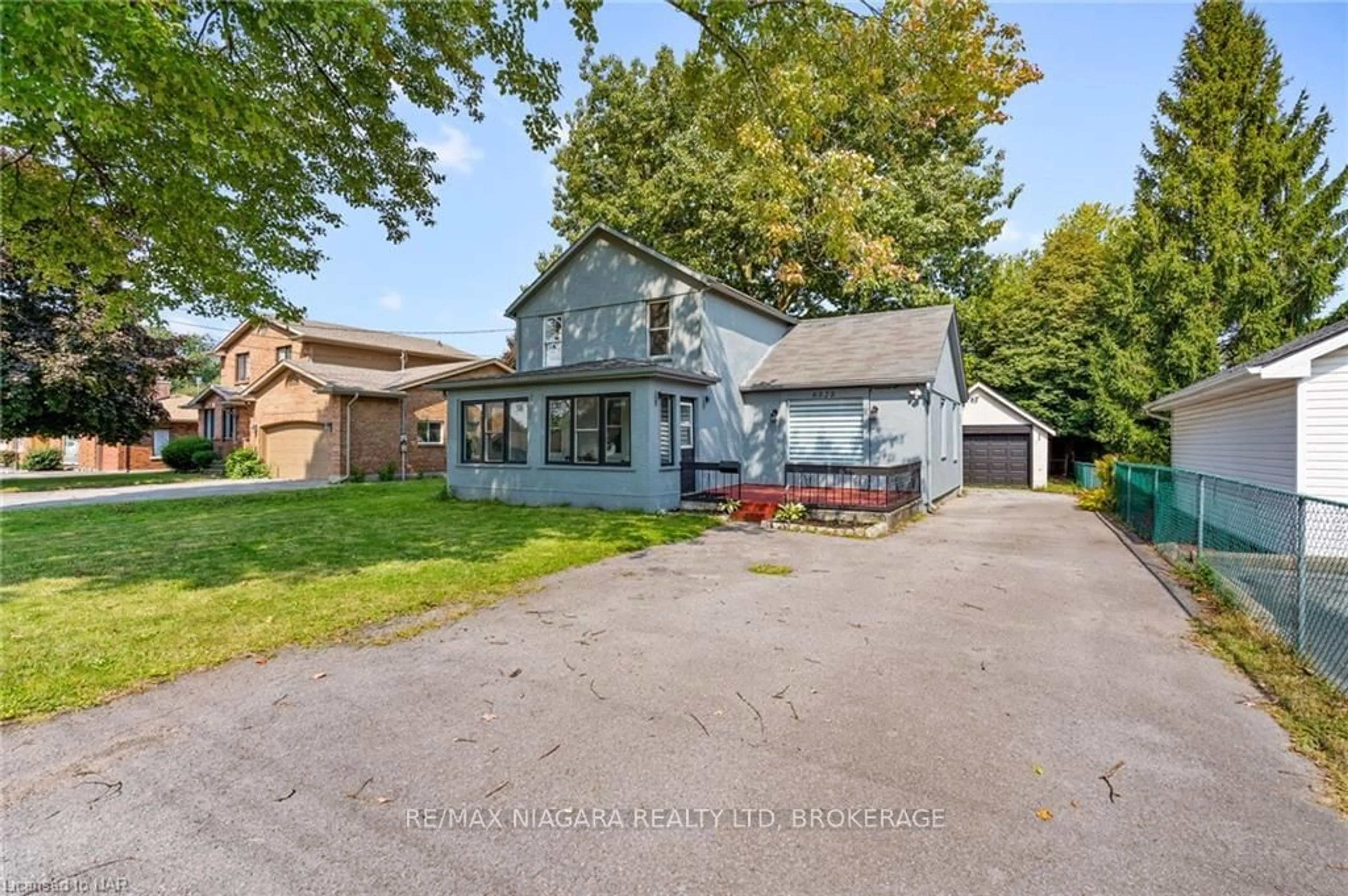 Frontside or backside of a home, cottage for 6525 O'NEIL St, Niagara Falls Ontario L2J 1M9