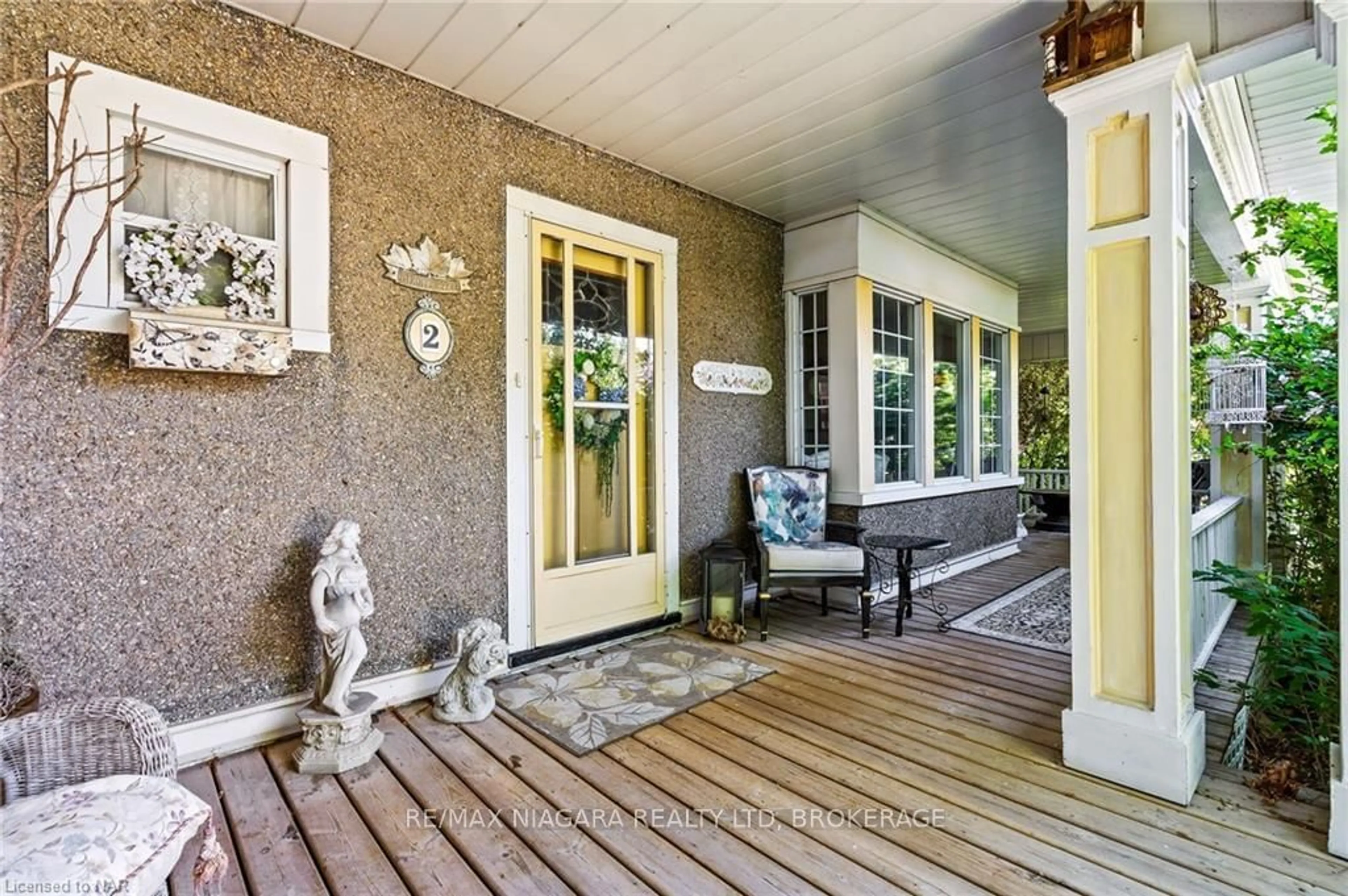 Indoor entryway, wood floors for 2 CARLETON St, Thorold Ontario L2V 2A3