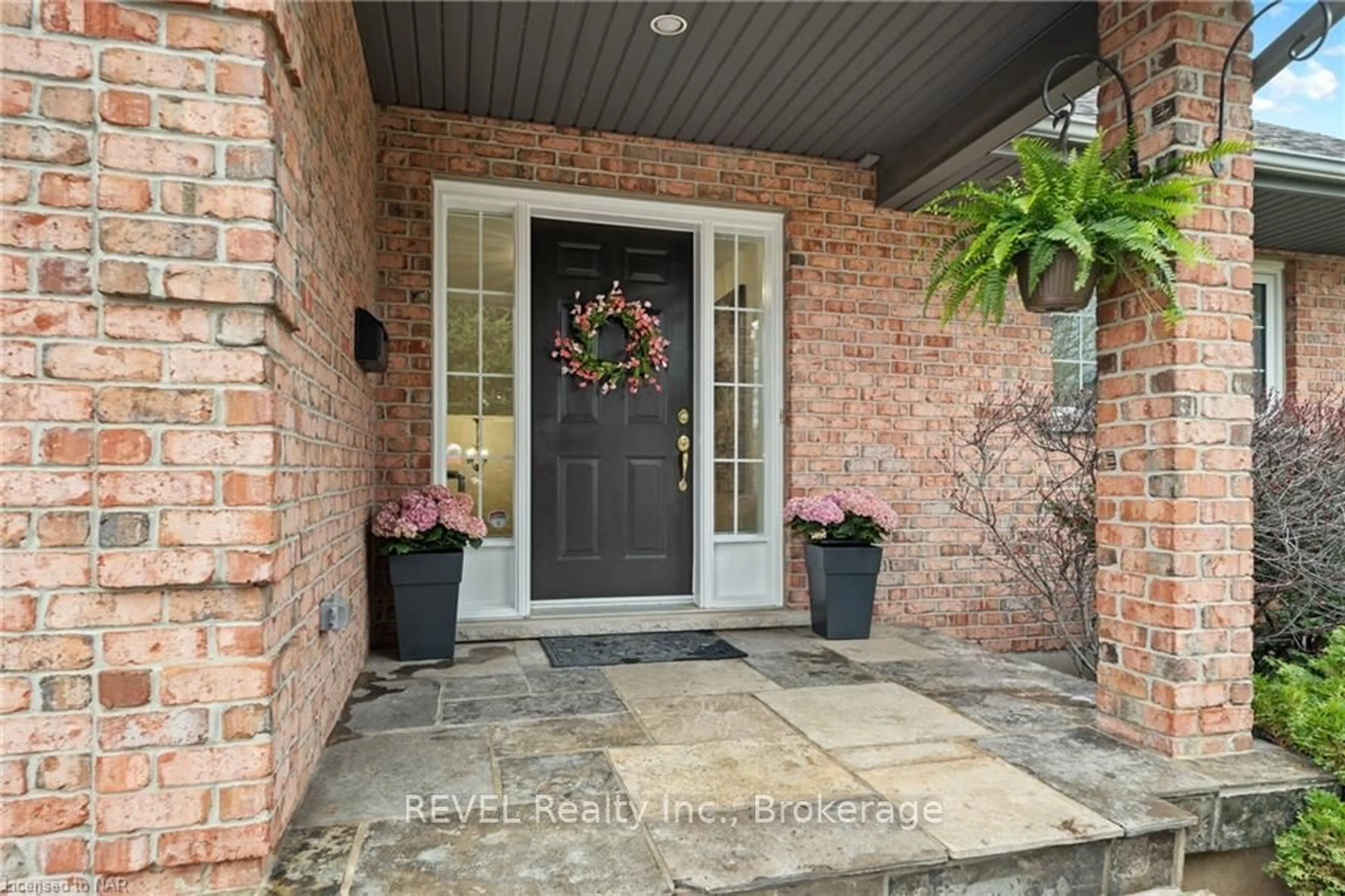 Indoor entryway, wood floors for 6839 IMPERIAL Crt, Niagara Falls Ontario L2G 7W9