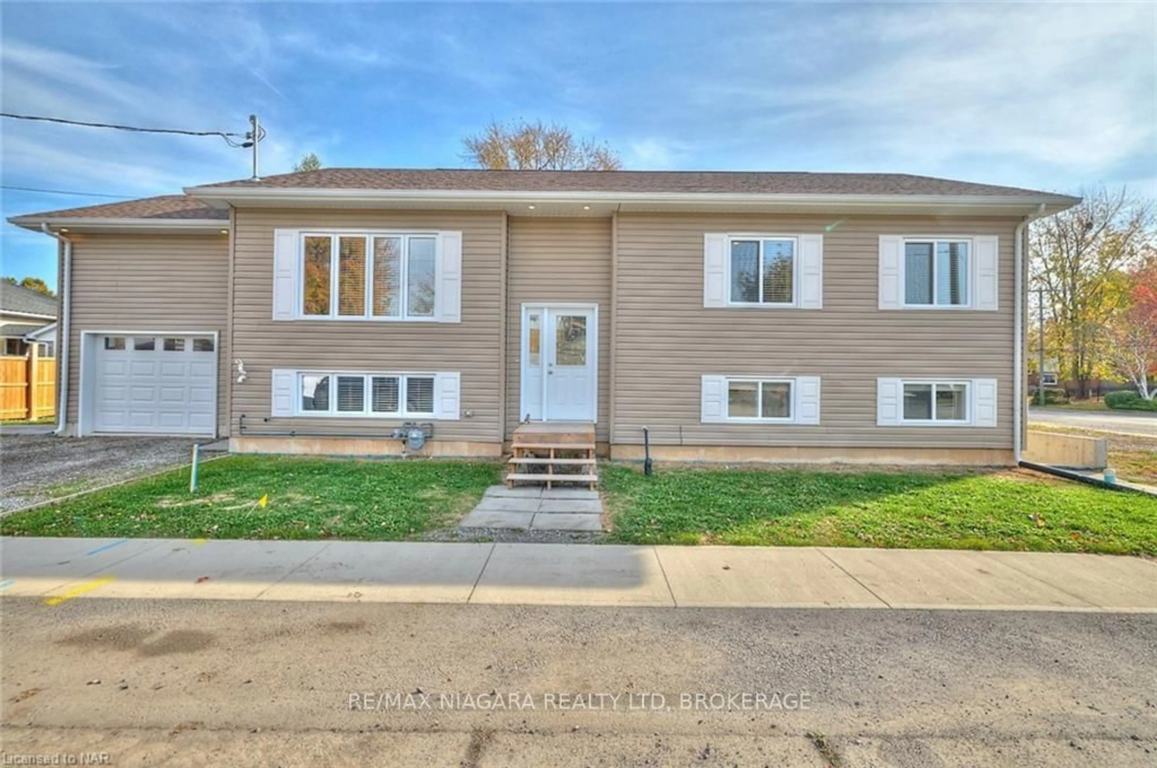 A pic from exterior of the house or condo, the street view for 437 SUGARLOAF St, Port Colborne Ontario L3K 2P3