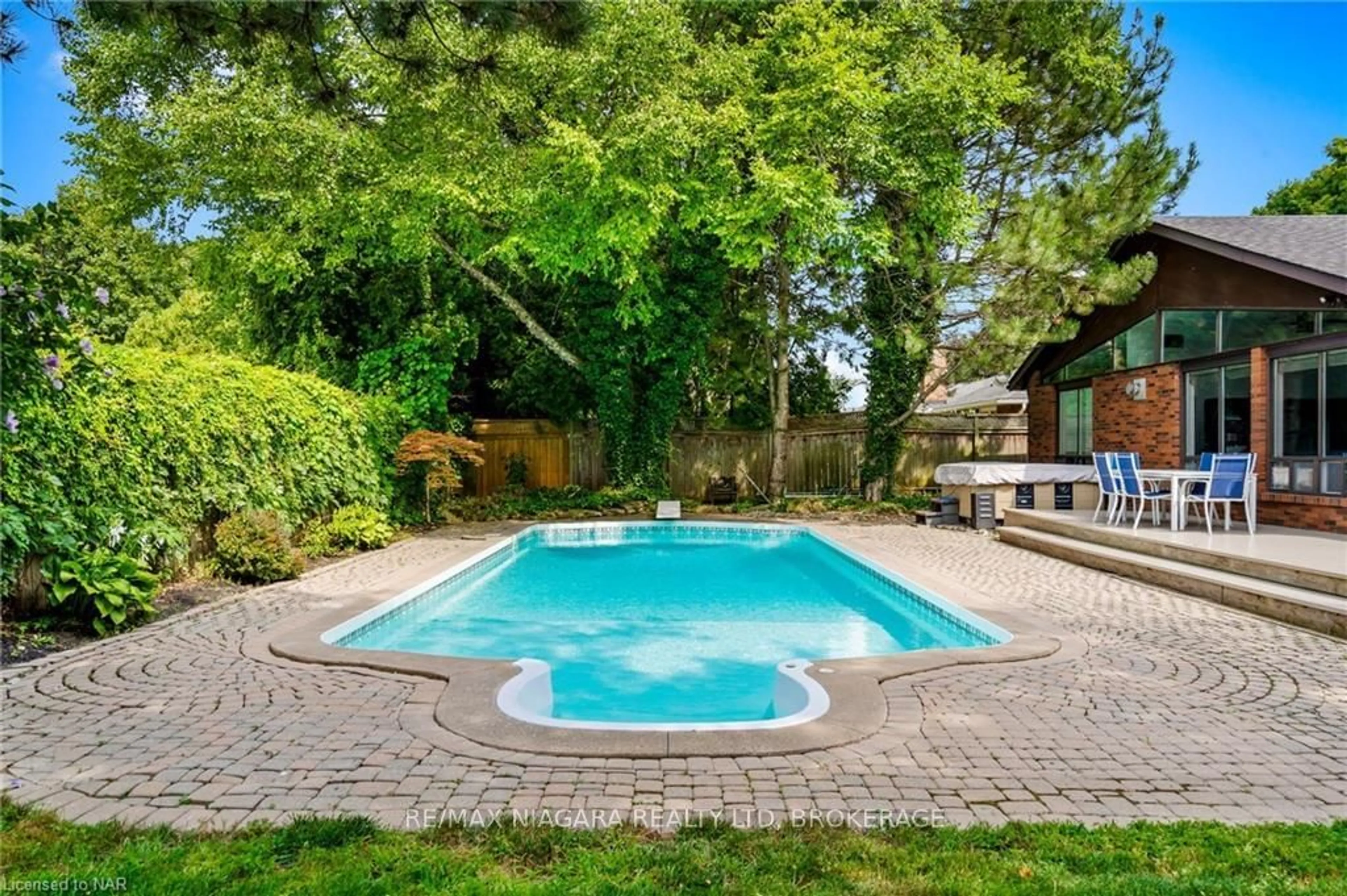 Indoor or outdoor pool for 404 LINE 2 Rd, Niagara-on-the-Lake Ontario L0S 1J0